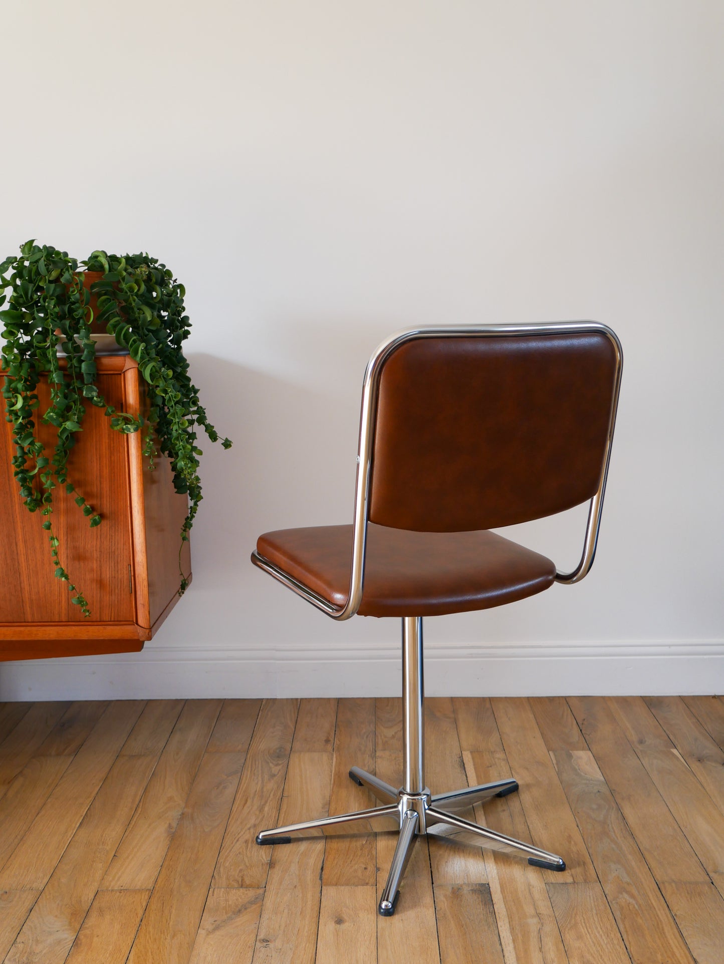 Paire de chaises pivoantes de bureau en chrome et skaï, Marron, Design, 1970