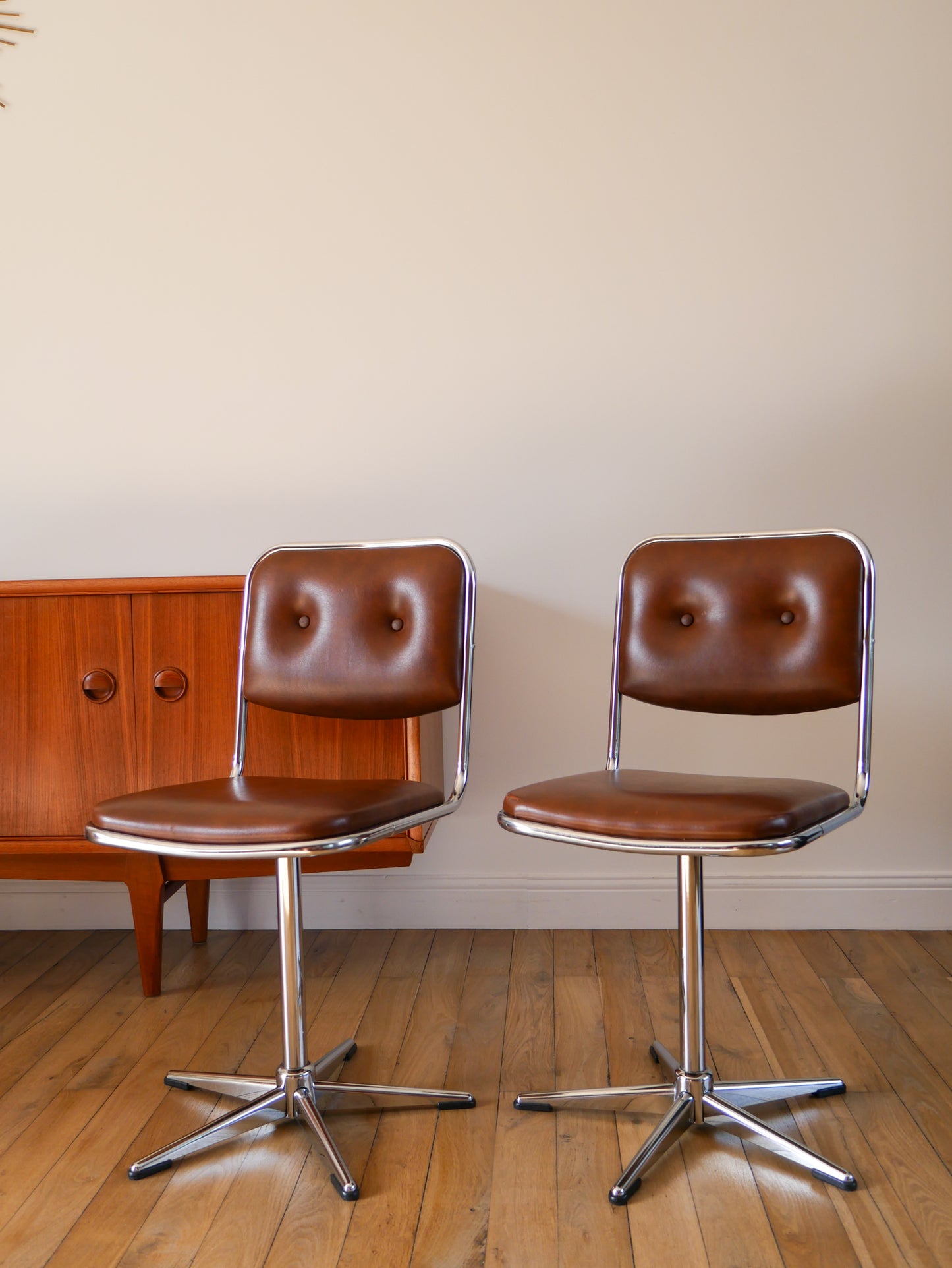 Paire de chaises pivoantes de bureau en chrome et skaï, Marron, Design, 1970