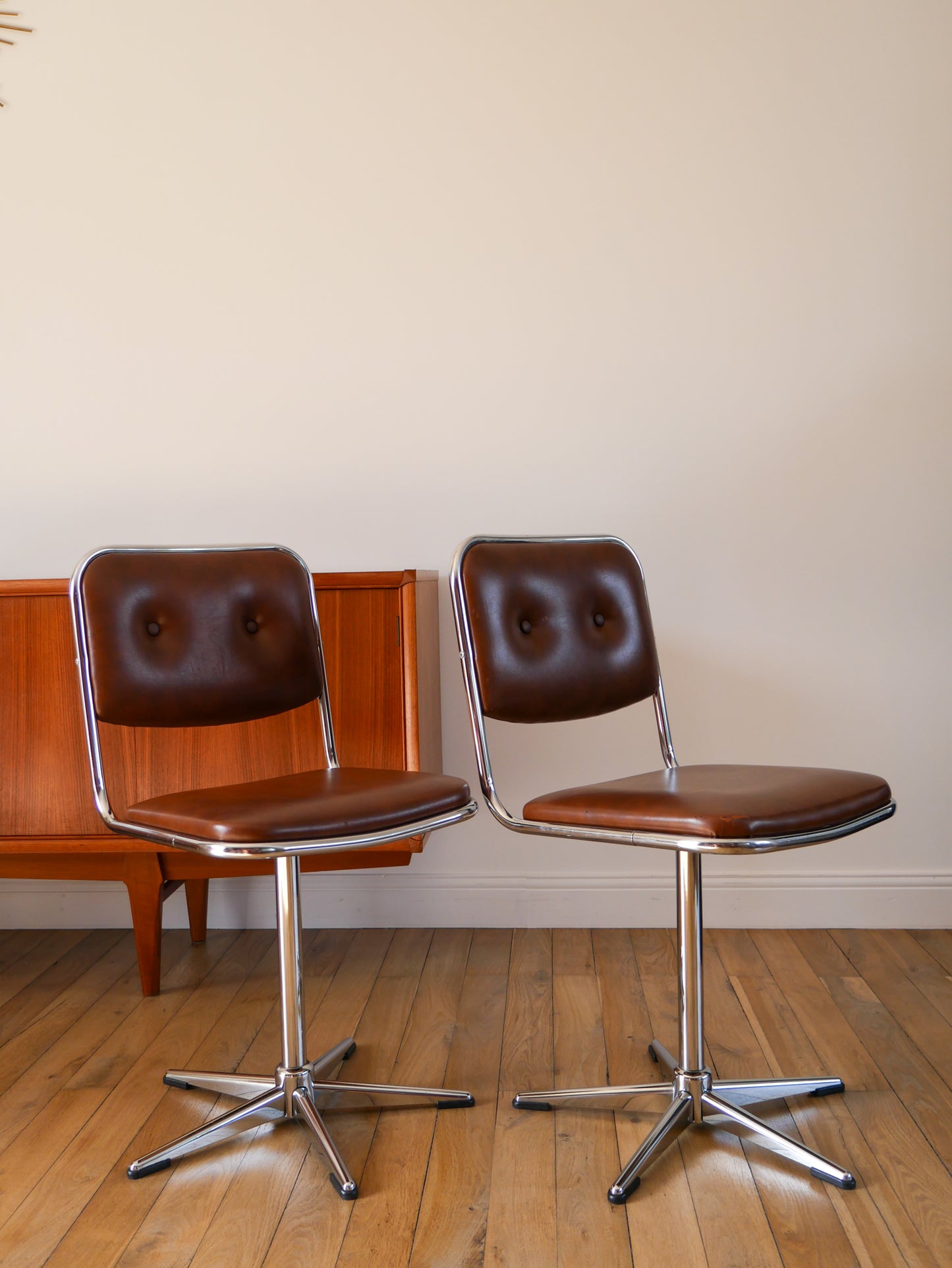 Paire de chaises pivoantes de bureau en chrome et skaï, Marron, Design, 1970