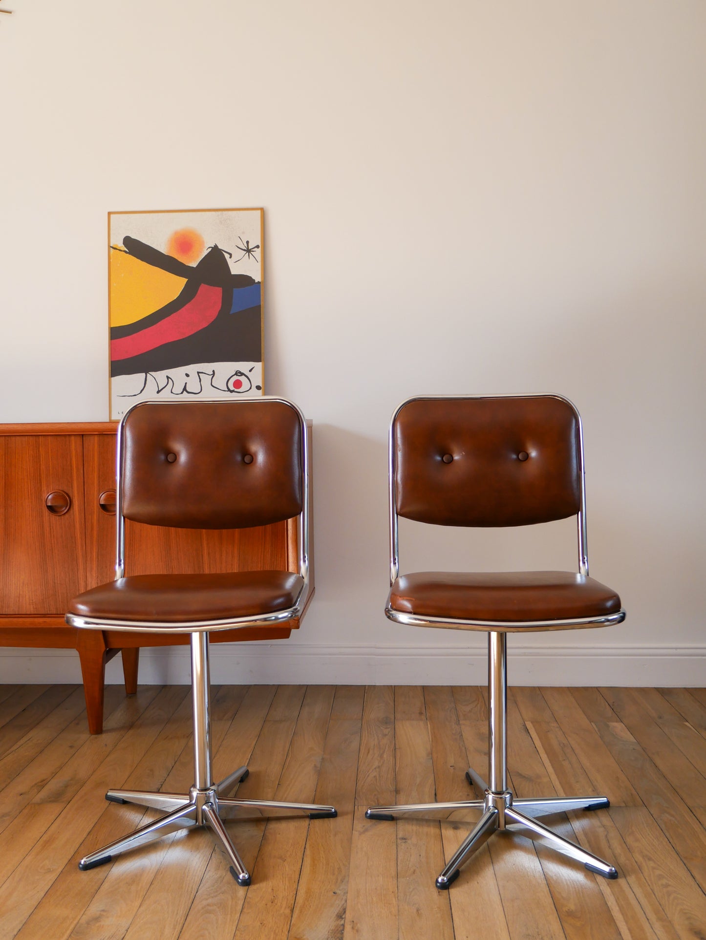 Paire de chaises pivoantes de bureau en chrome et skaï, Marron, Design, 1970