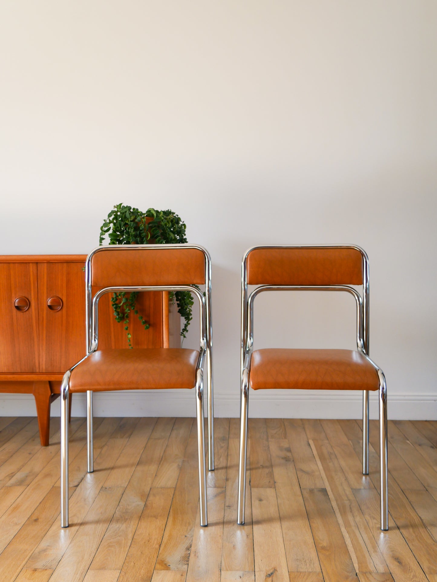 Paire de chaises en chrome et skaï, Fauve, 1970