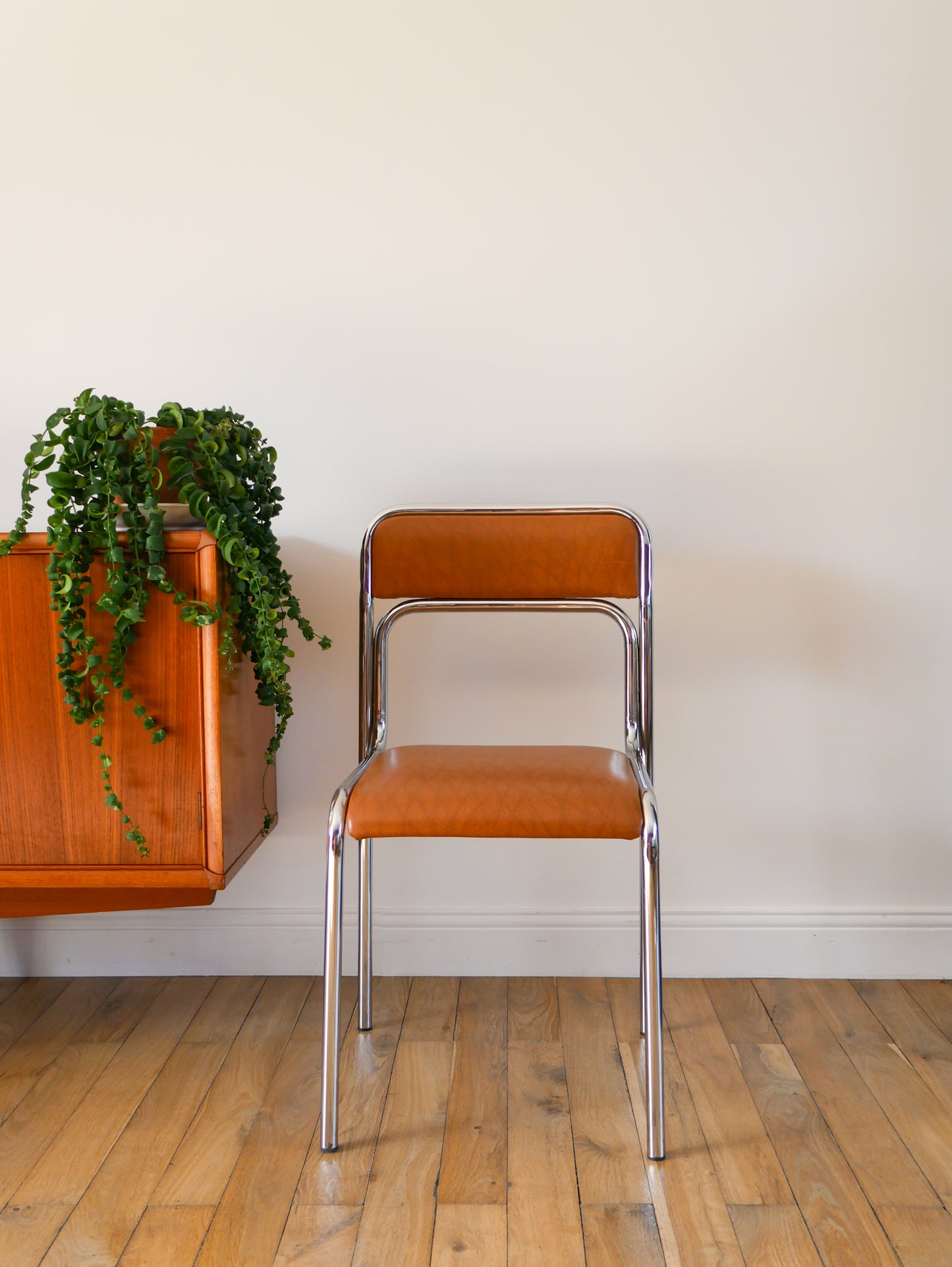 Paire de chaises en chrome et skaï, Fauve, 1970