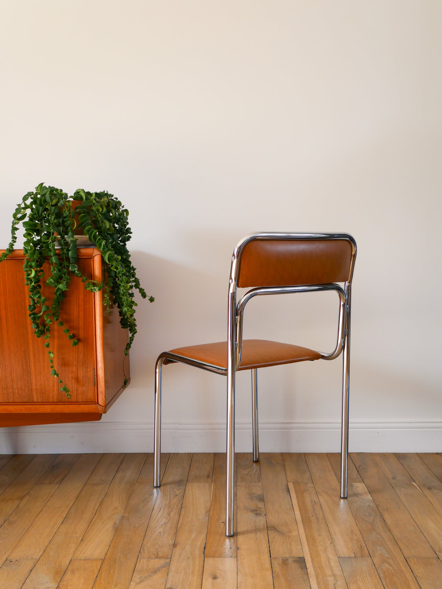 Paire de chaises en chrome et skaï, Fauve, 1970