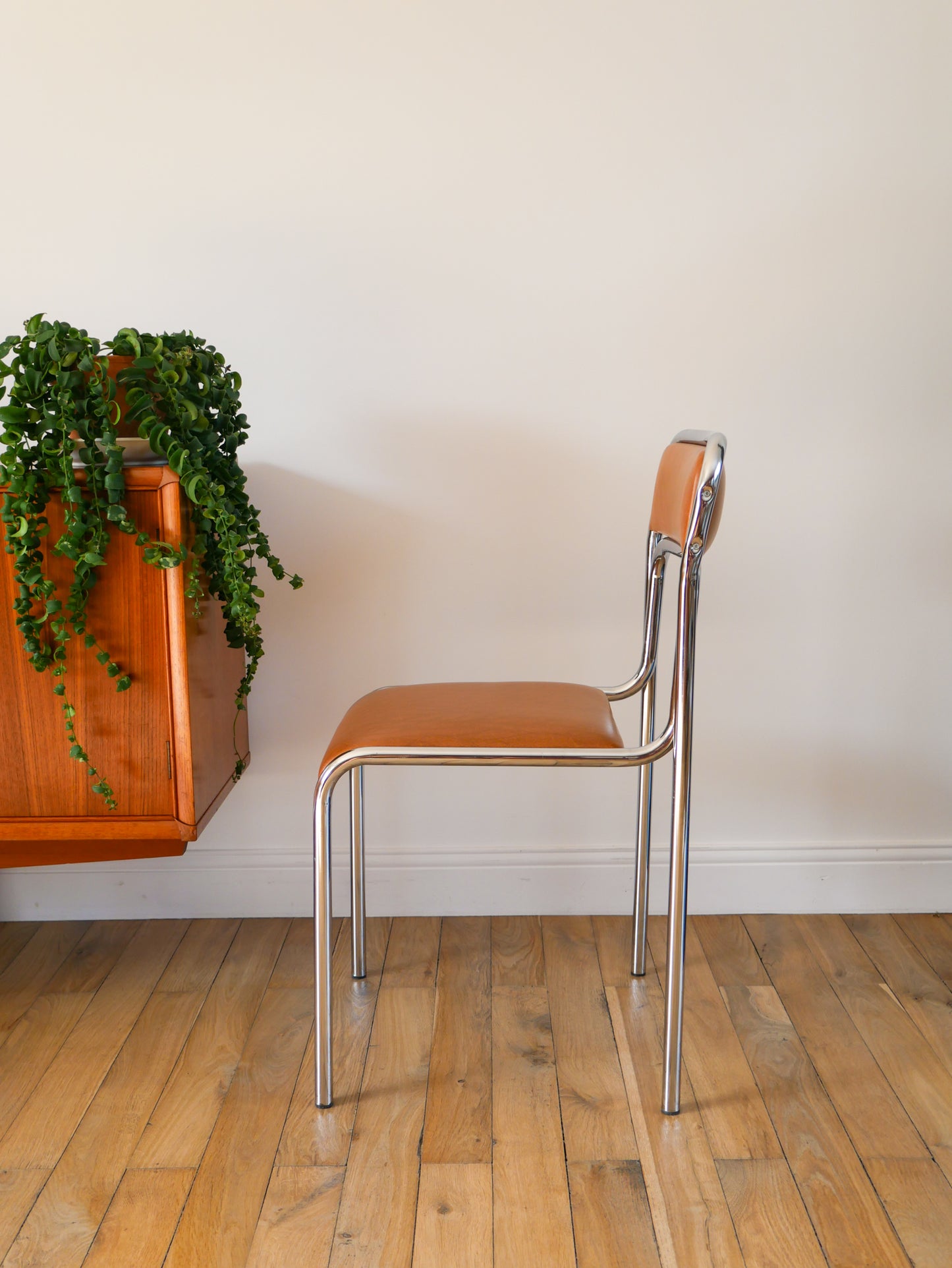 Paire de chaises en chrome et skaï, Fauve, 1970