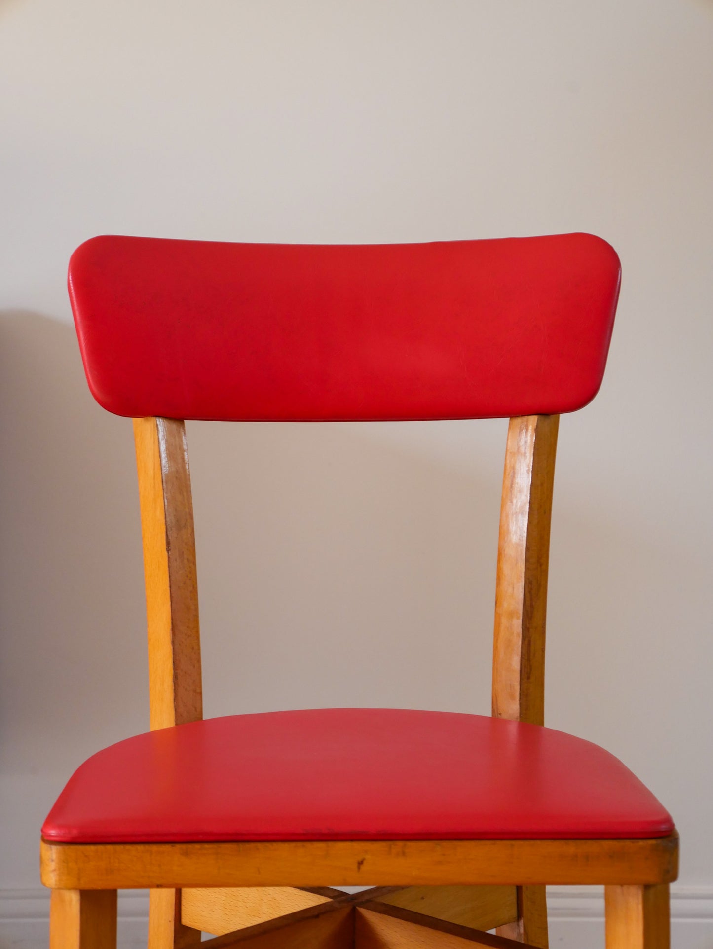 Chaise en bois Blond et skaï Rouge, 1950