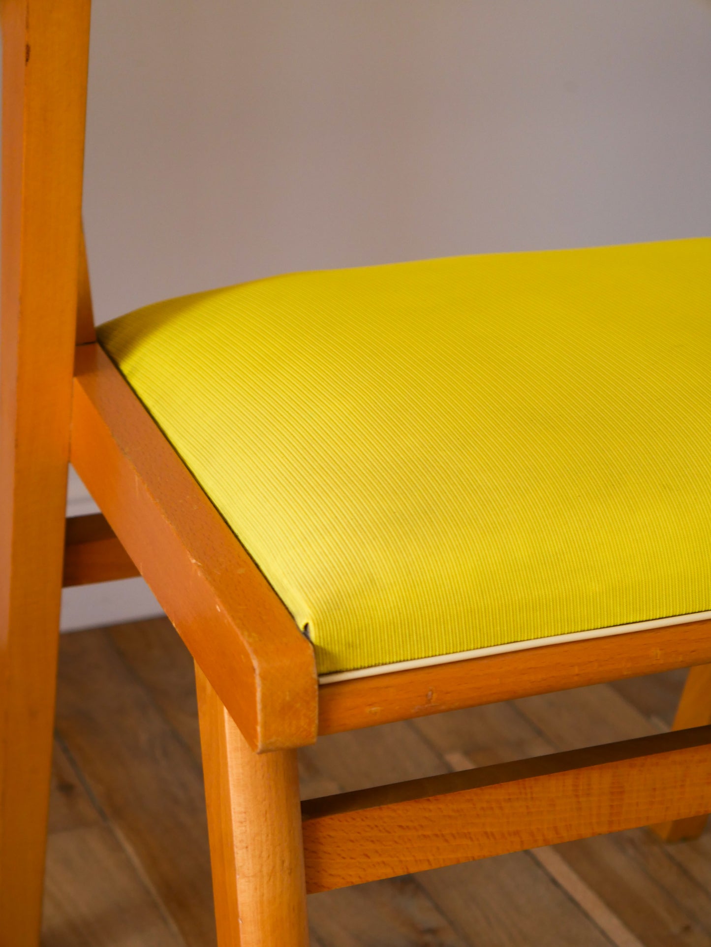 Fauteuil en bois Blond et skaï Jaune, 1950