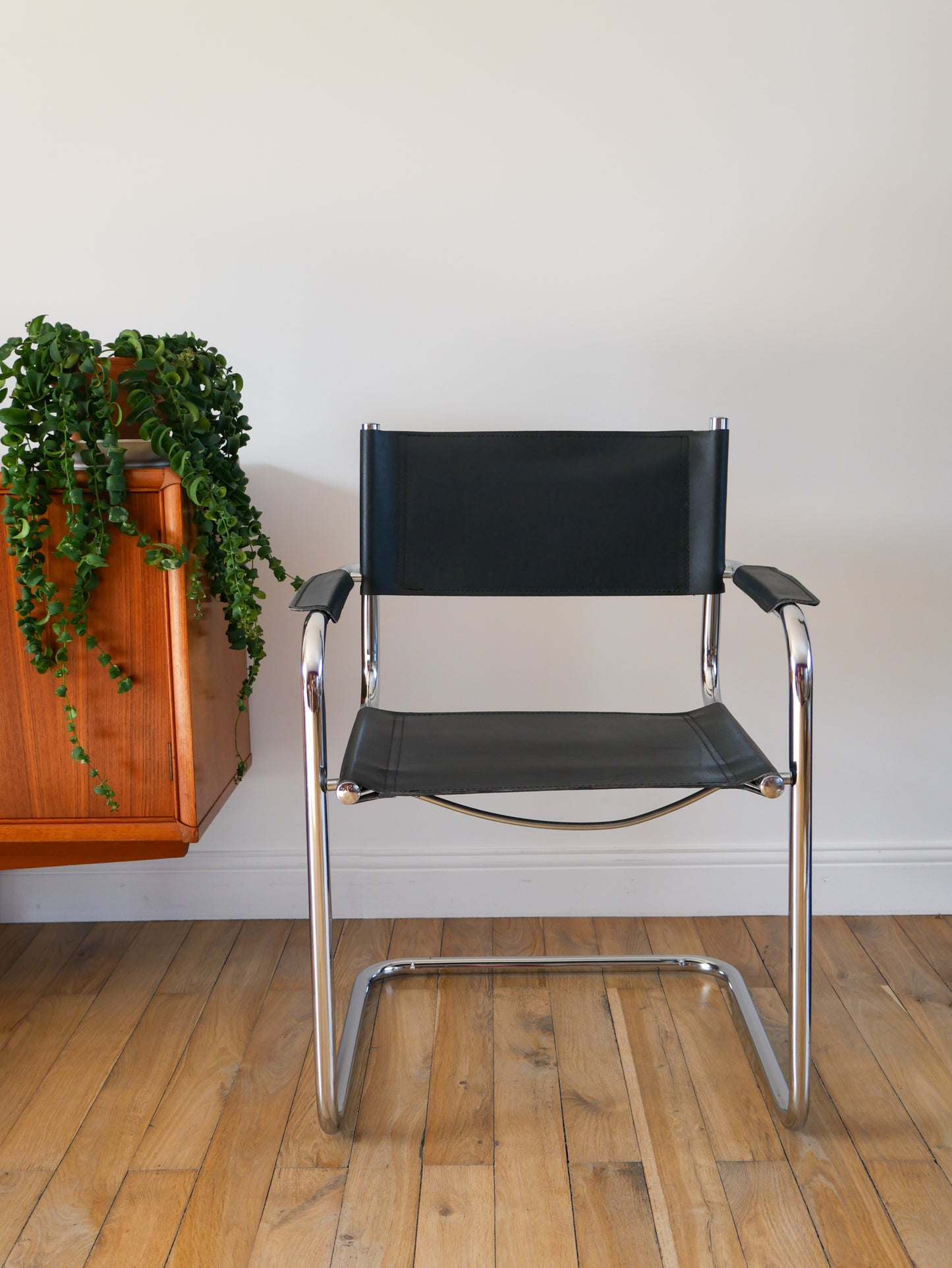 Fauteuil tubulaire en croute de cuir Cantilever chrome et Noir, dans le goût de Mart Stam & Marcel Breuer S34, 1970