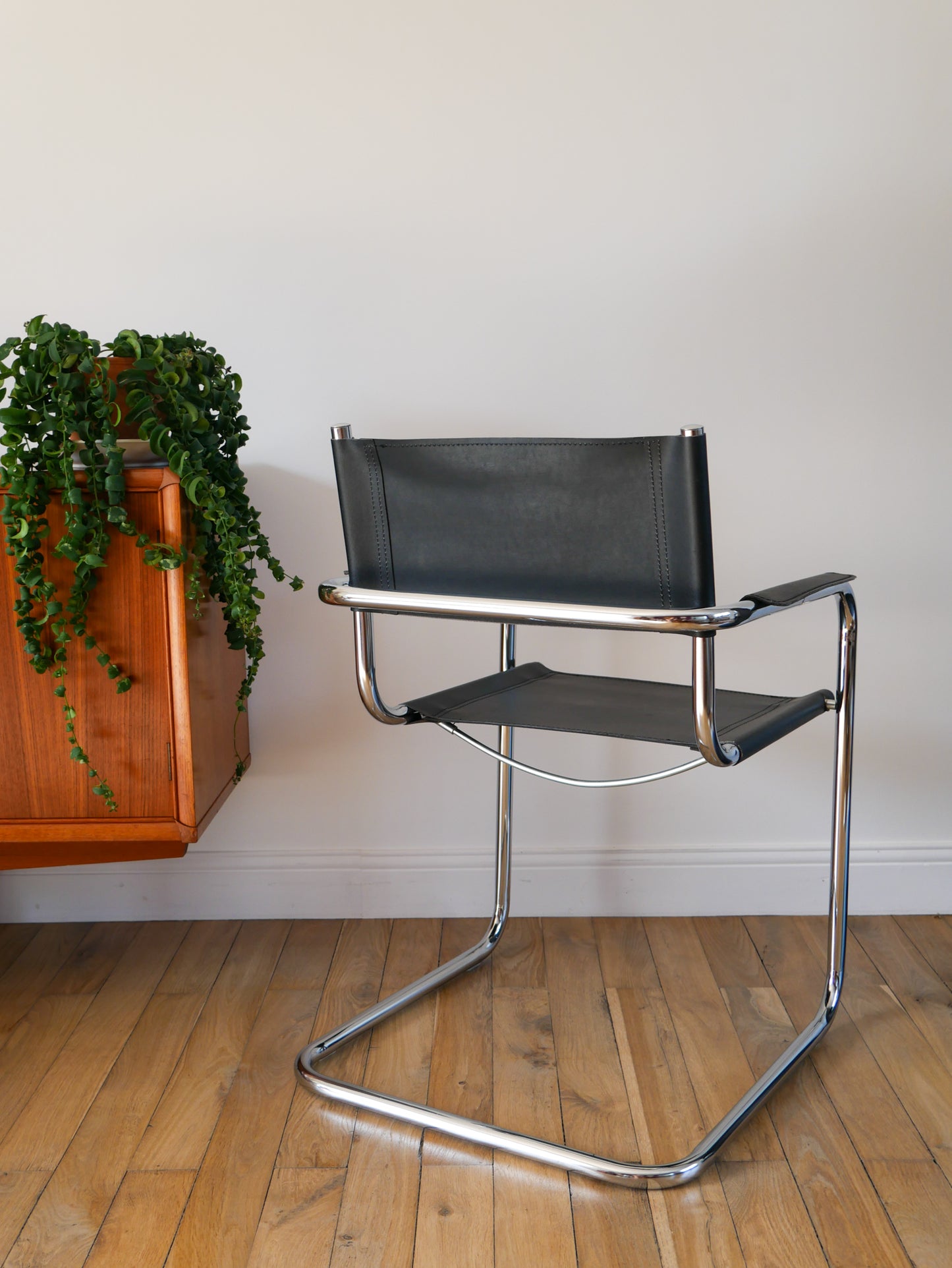 Fauteuil tubulaire en croute de cuir Cantilever chrome et Noir, dans le goût de Mart Stam & Marcel Breuer S34, 1970