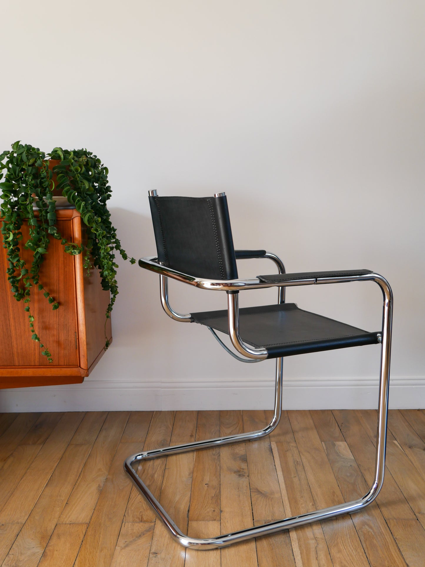 Fauteuil tubulaire en croute de cuir Cantilever chrome et Noir, dans le goût de Mart Stam & Marcel Breuer S34, 1970