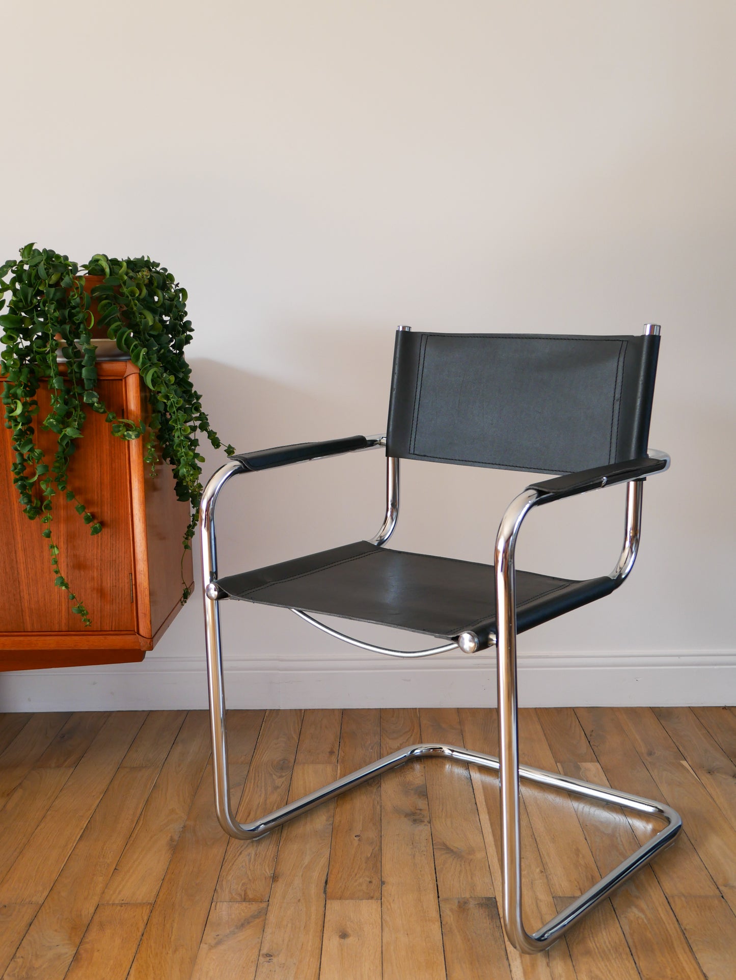 Fauteuil tubulaire en croute de cuir Cantilever chrome et Noir, dans le goût de Mart Stam & Marcel Breuer S34, 1970