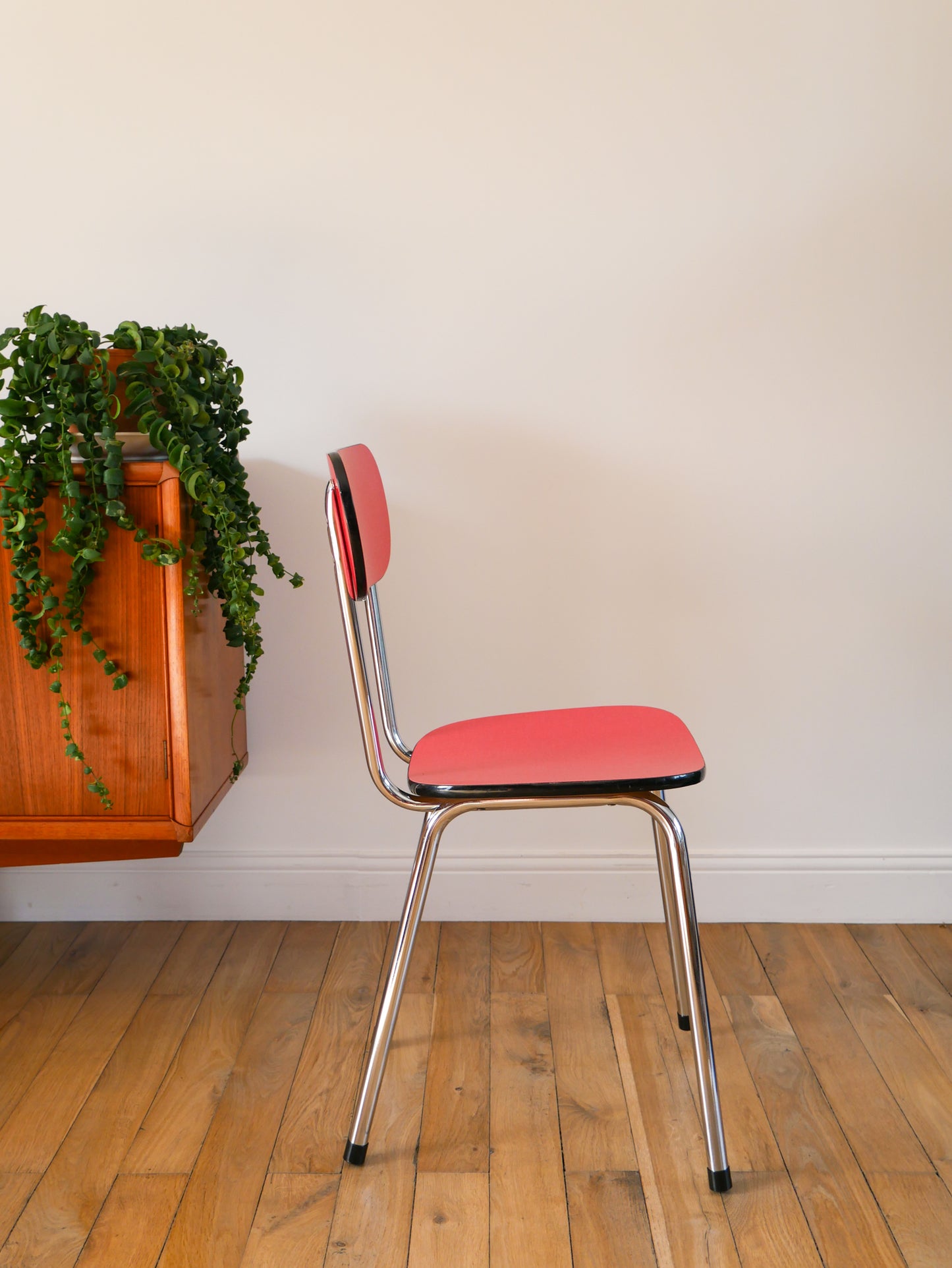 Paire de chaises en formica rouge et chrome, 1970