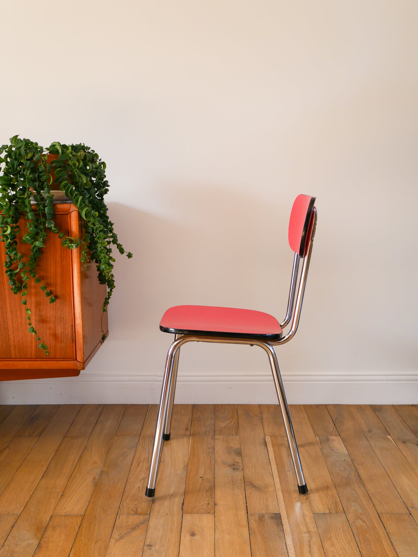 Paire de chaises en formica rouge et chrome, 1970