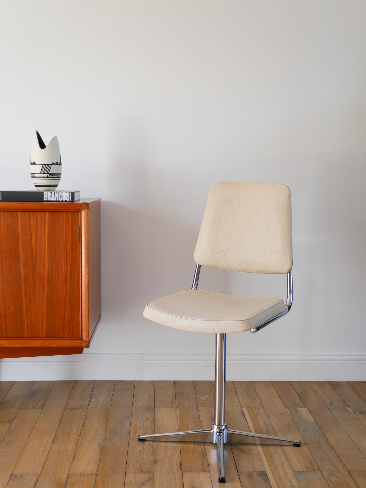 Chaise de bureau pivotante en chrome et Skaï Crème, Design, 1970