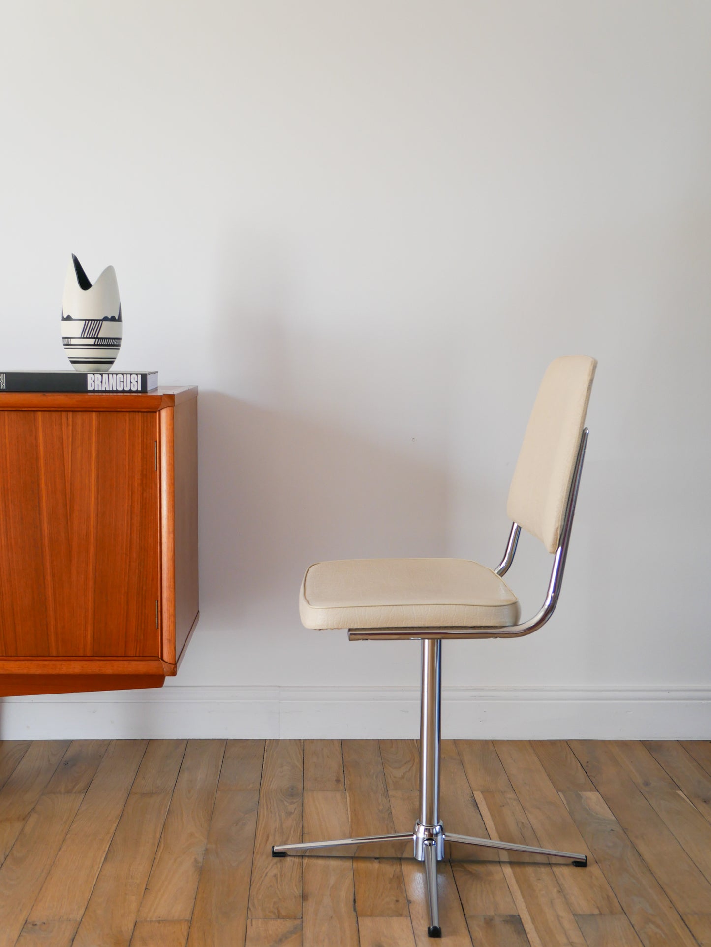 Chaise de bureau pivotante en chrome et Skaï Crème, Design, 1970