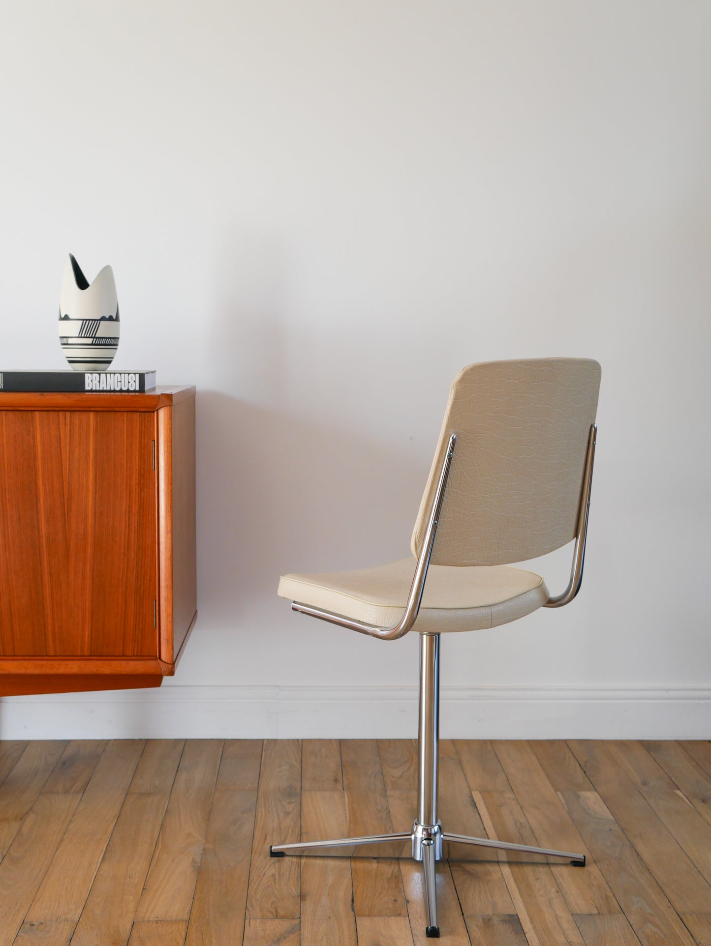 Chaise de bureau pivotante en chrome et Skaï Crème, Design, 1970