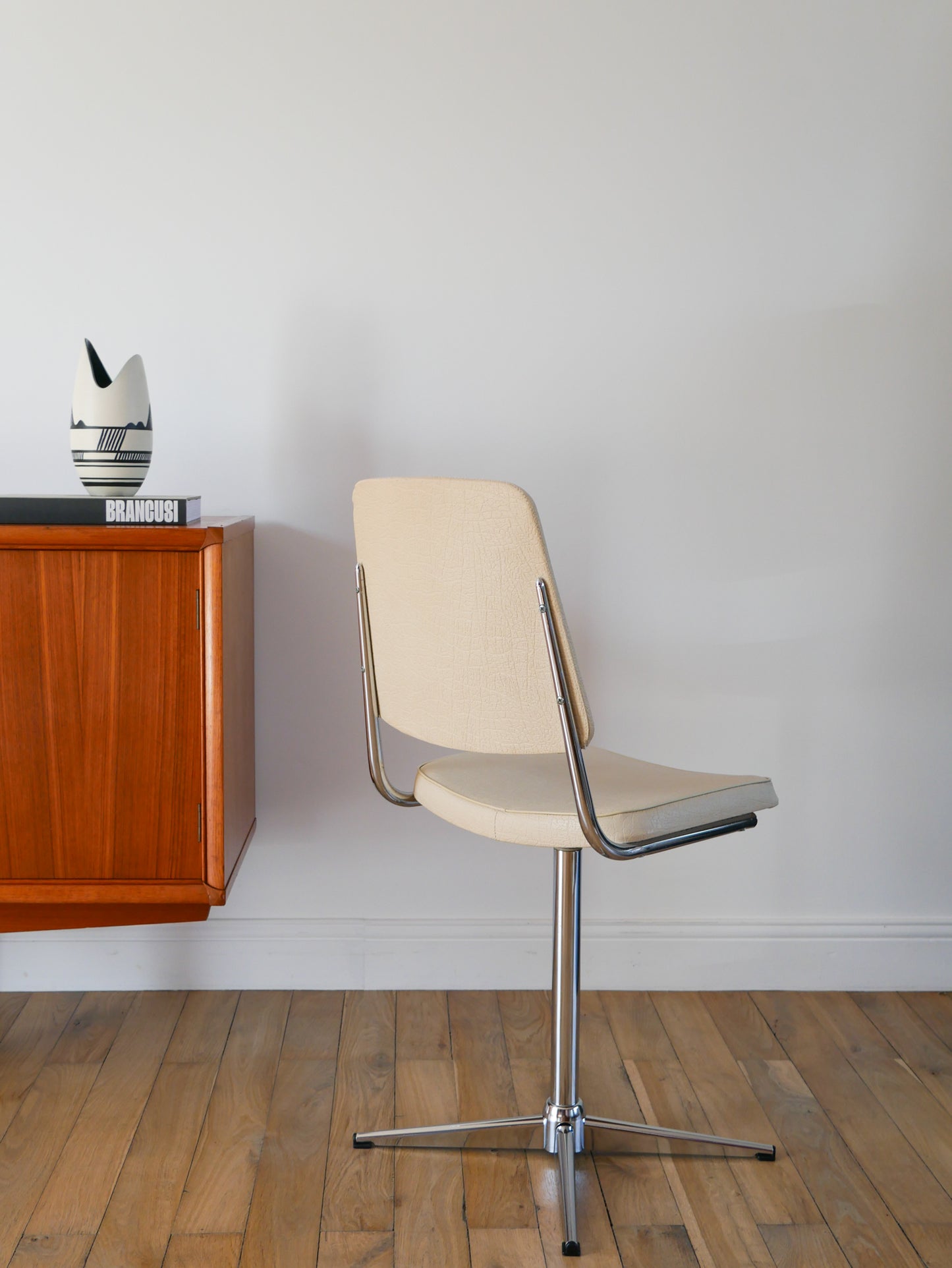 Chaise de bureau pivotante en chrome et Skaï Crème, Design, 1970