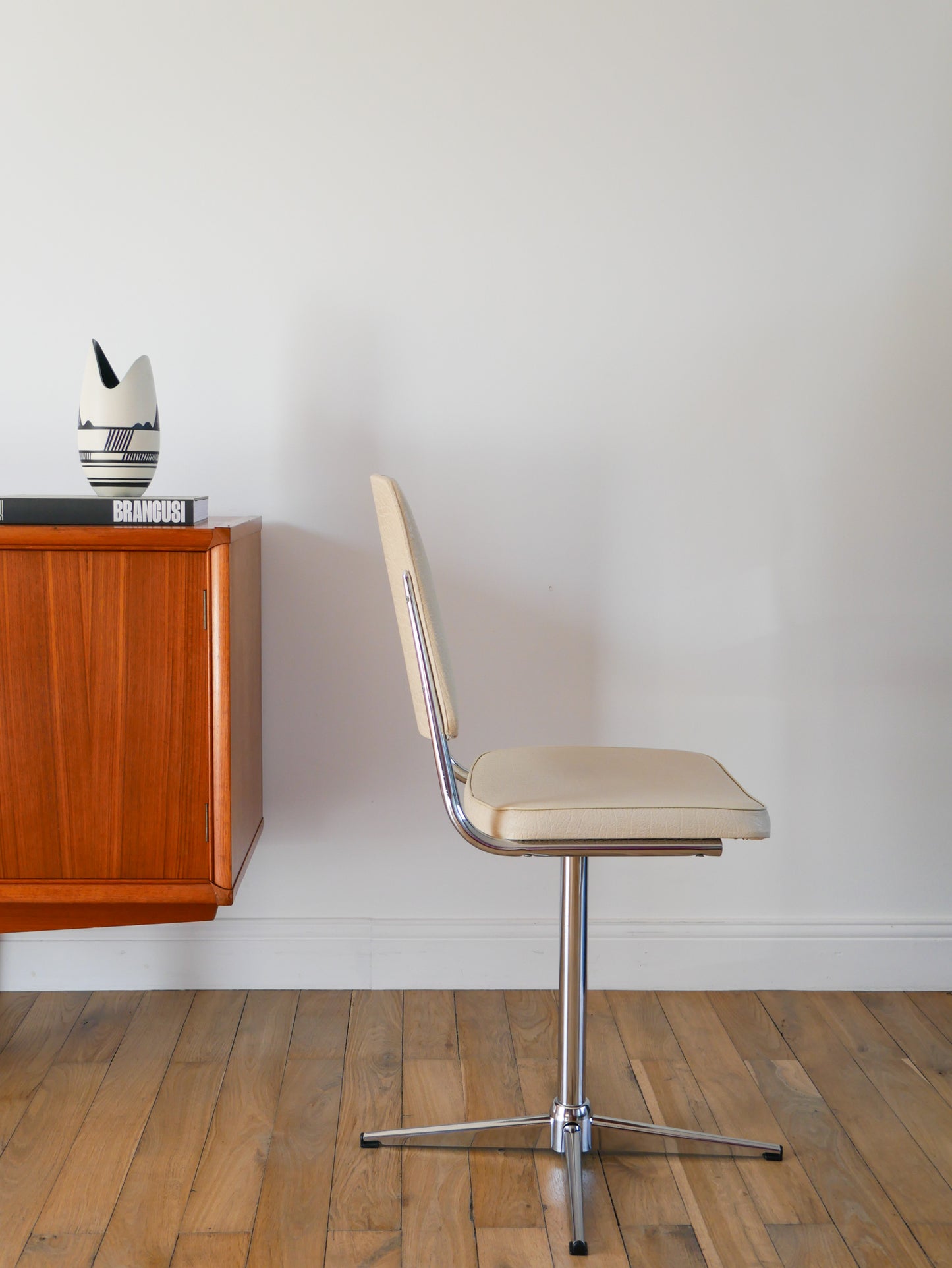 Chaise de bureau pivotante en chrome et Skaï Crème, Design, 1970