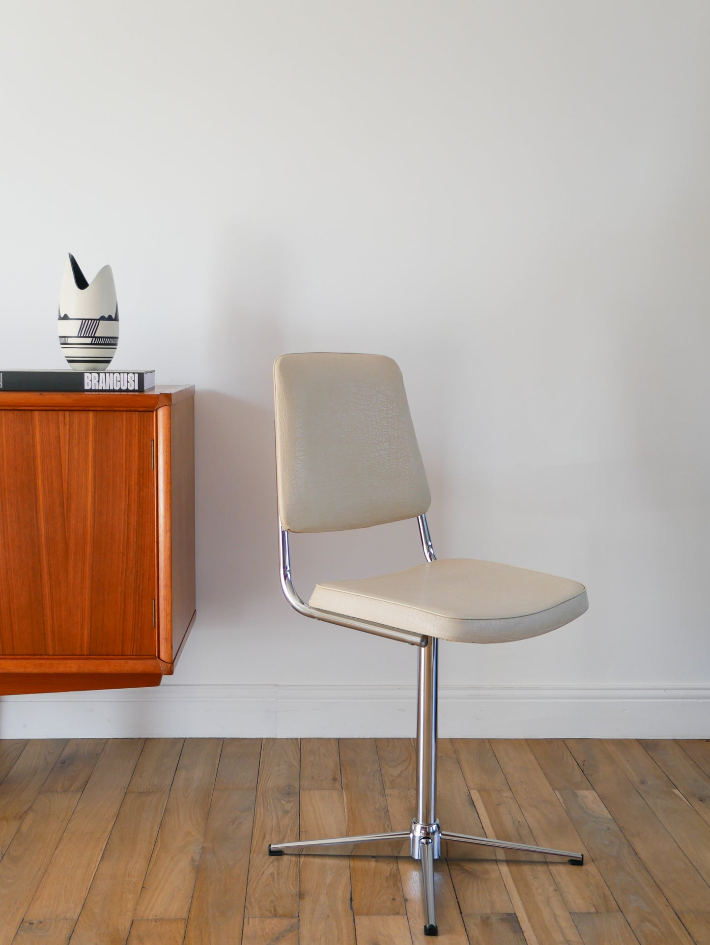 Chaise de bureau pivotante en chrome et Skaï Crème, Design, 1970