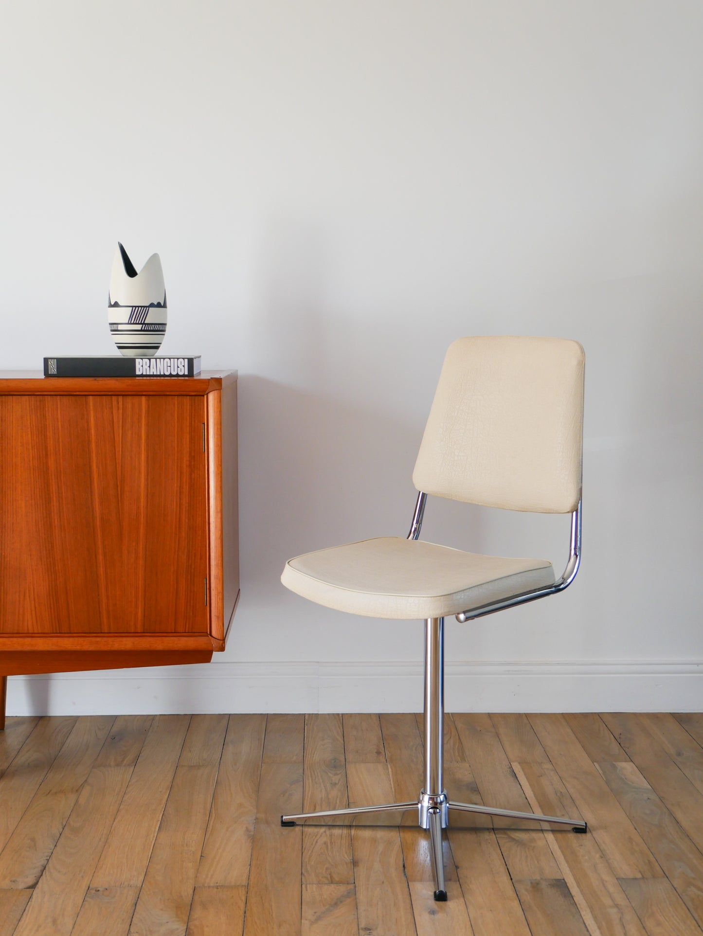 Chaise de bureau pivotante en chrome et Skaï Crème, Design, 1970