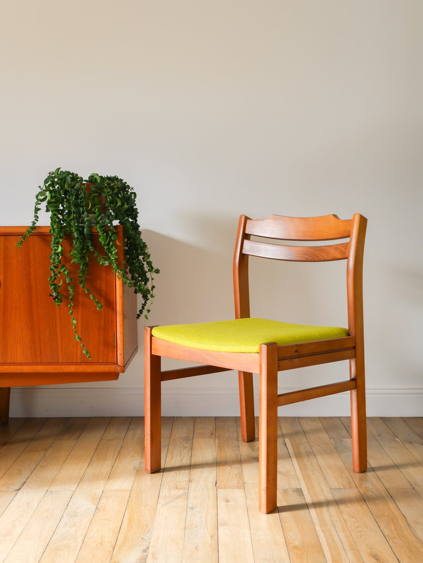 Ensemble de 4 chaises en pin et laine bouillie, Vert, entièrement retapissées, Design Scandinave, 1960