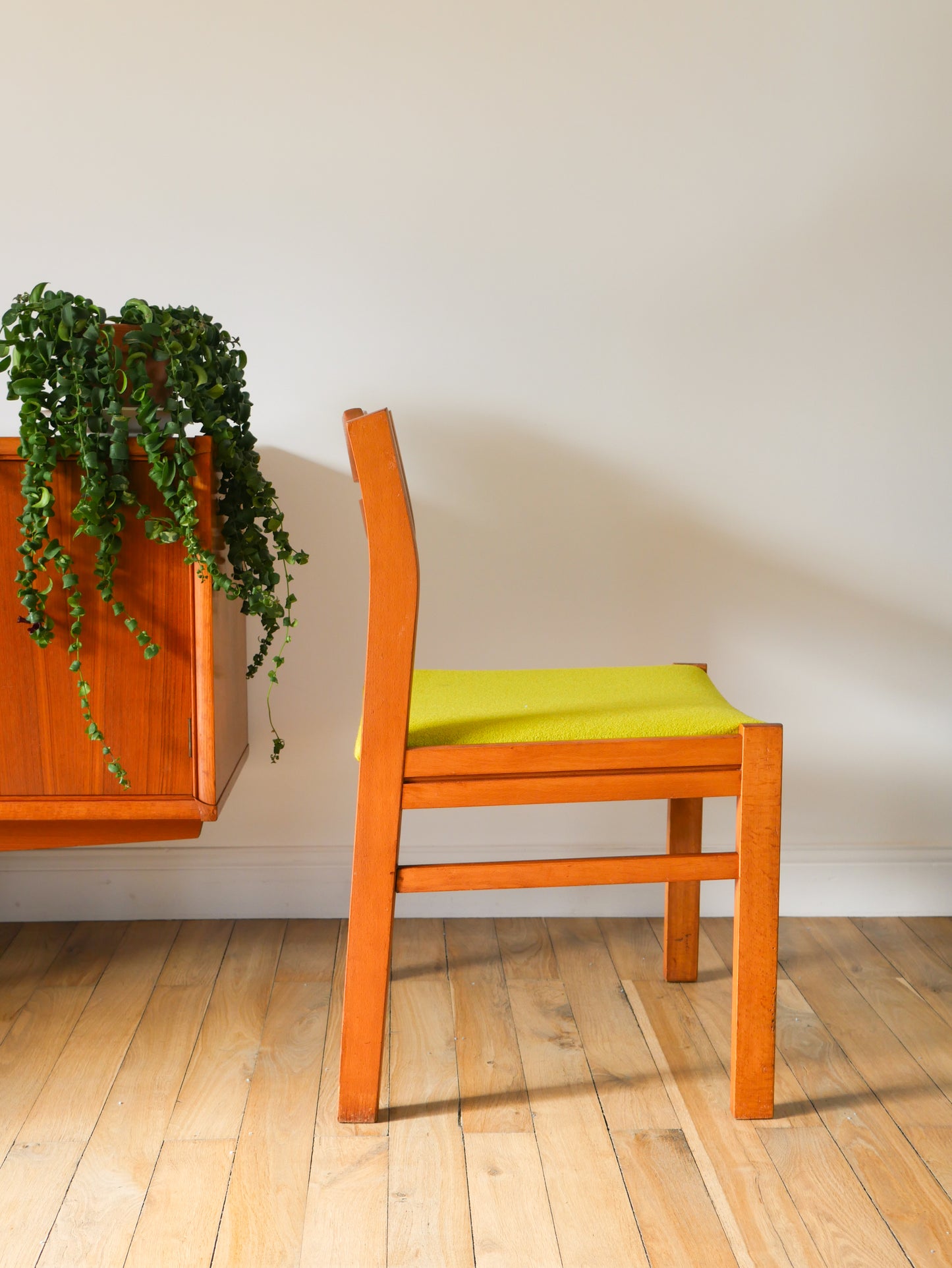 Ensemble de 4 chaises en pin et laine bouillie, Vert, entièrement retapissées, Design Scandinave, 1960