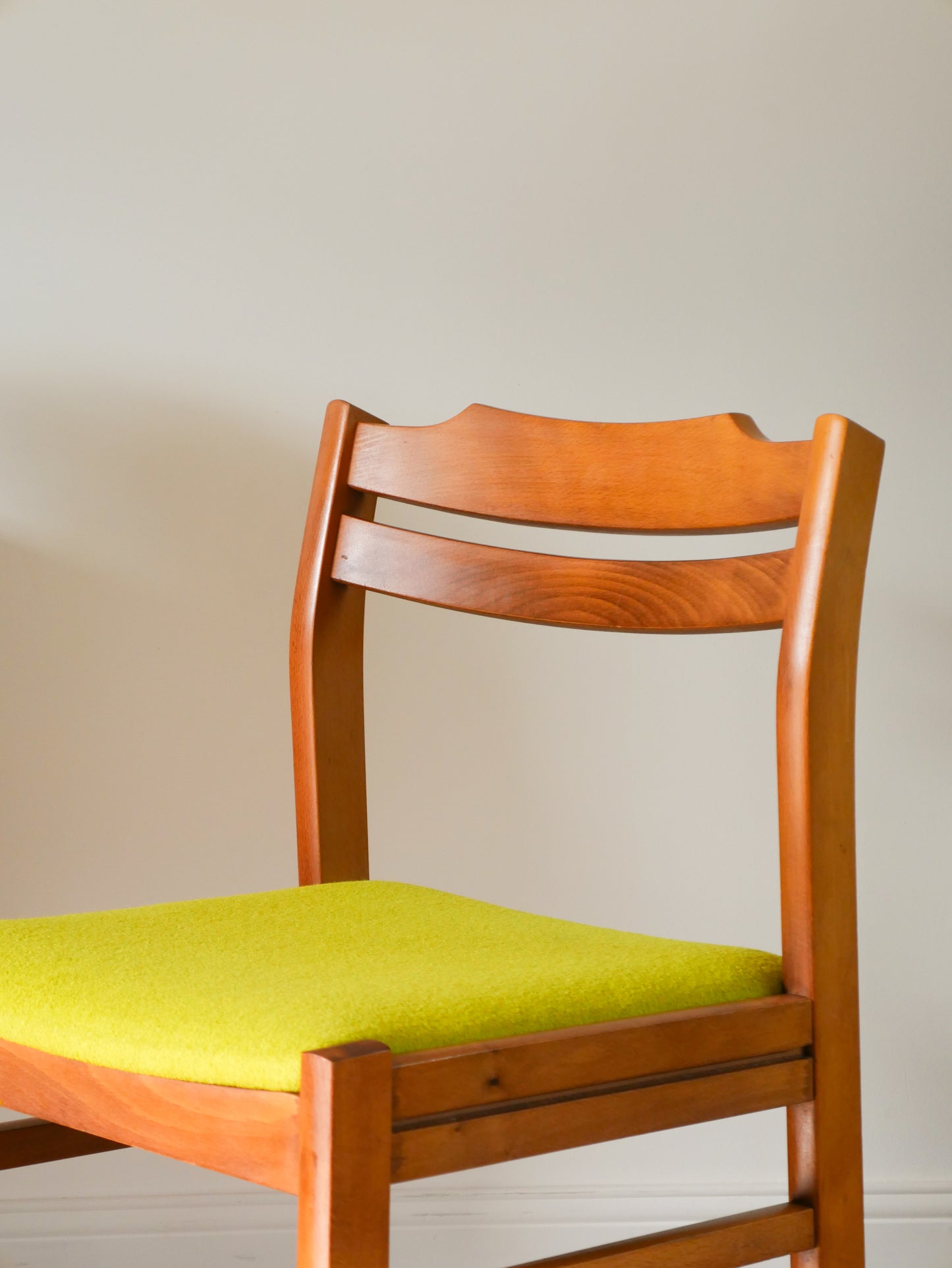 Ensemble de 4 chaises en pin et laine bouillie, Vert, entièrement retapissées, Design Scandinave, 1960