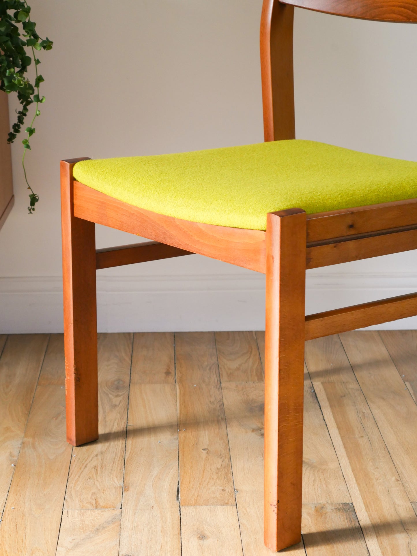 Ensemble de 4 chaises en pin et laine bouillie, Vert, entièrement retapissées, Design Scandinave, 1960