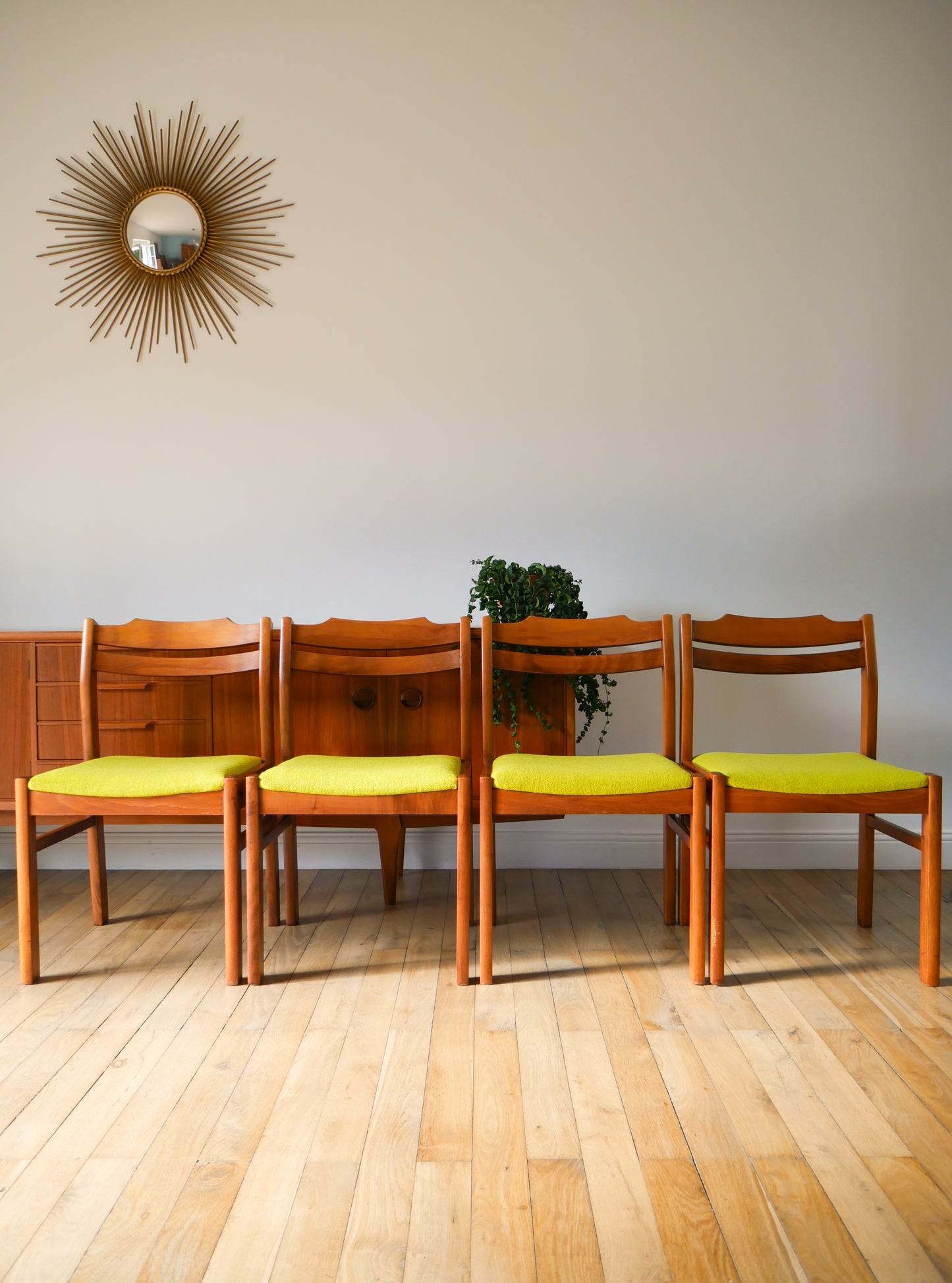 Ensemble de 4 chaises en pin et laine bouillie, Vert, entièrement retapissées, Design Scandinave, 1960