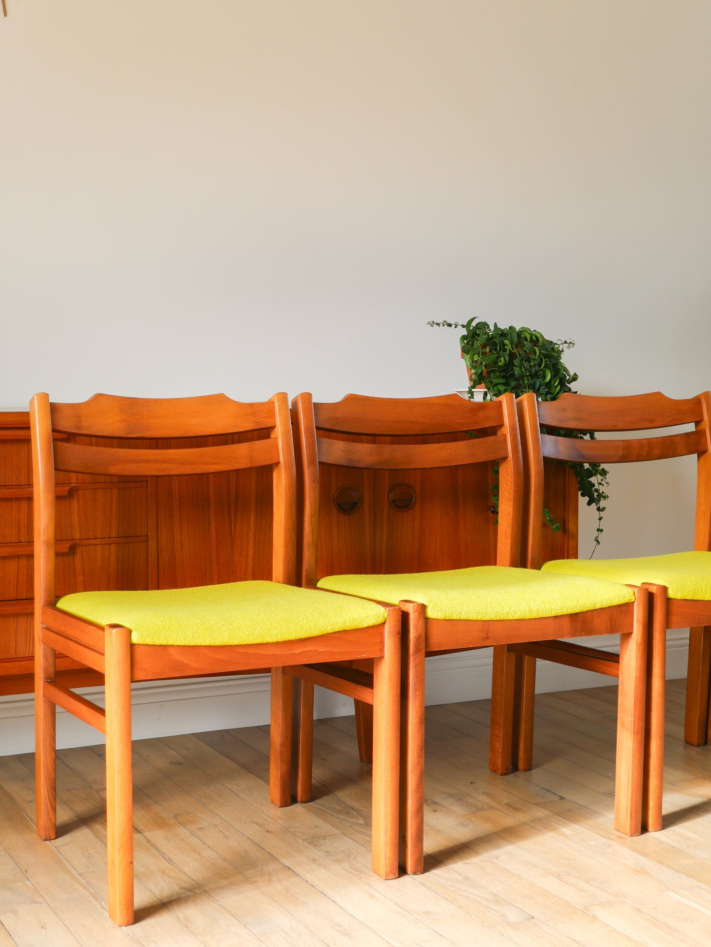 Ensemble de 4 chaises en pin et laine bouillie, Vert, entièrement retapissées, Design Scandinave, 1960