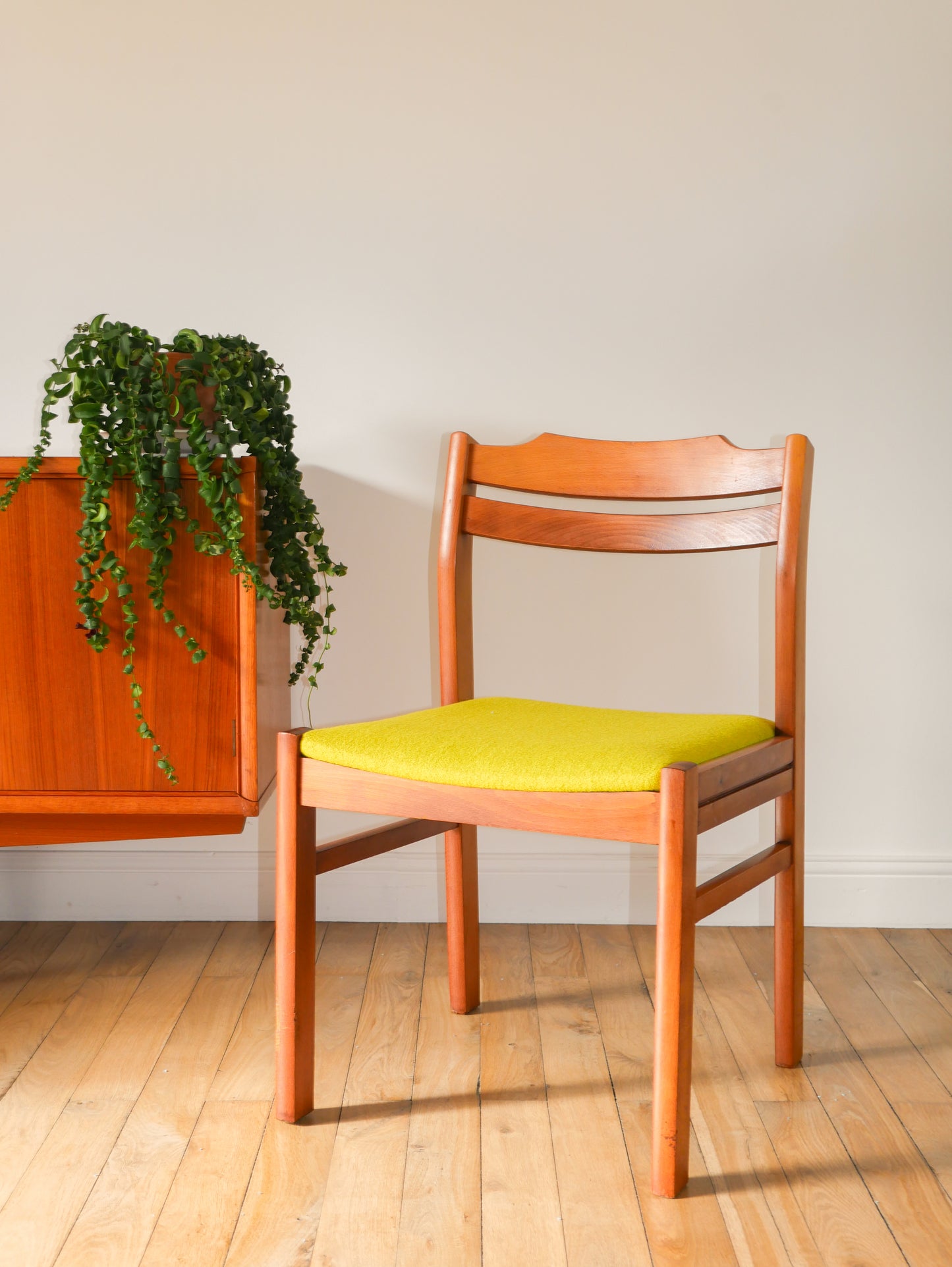 Ensemble de 4 chaises en pin et laine bouillie, Vert, entièrement retapissées, Design Scandinave, 1960