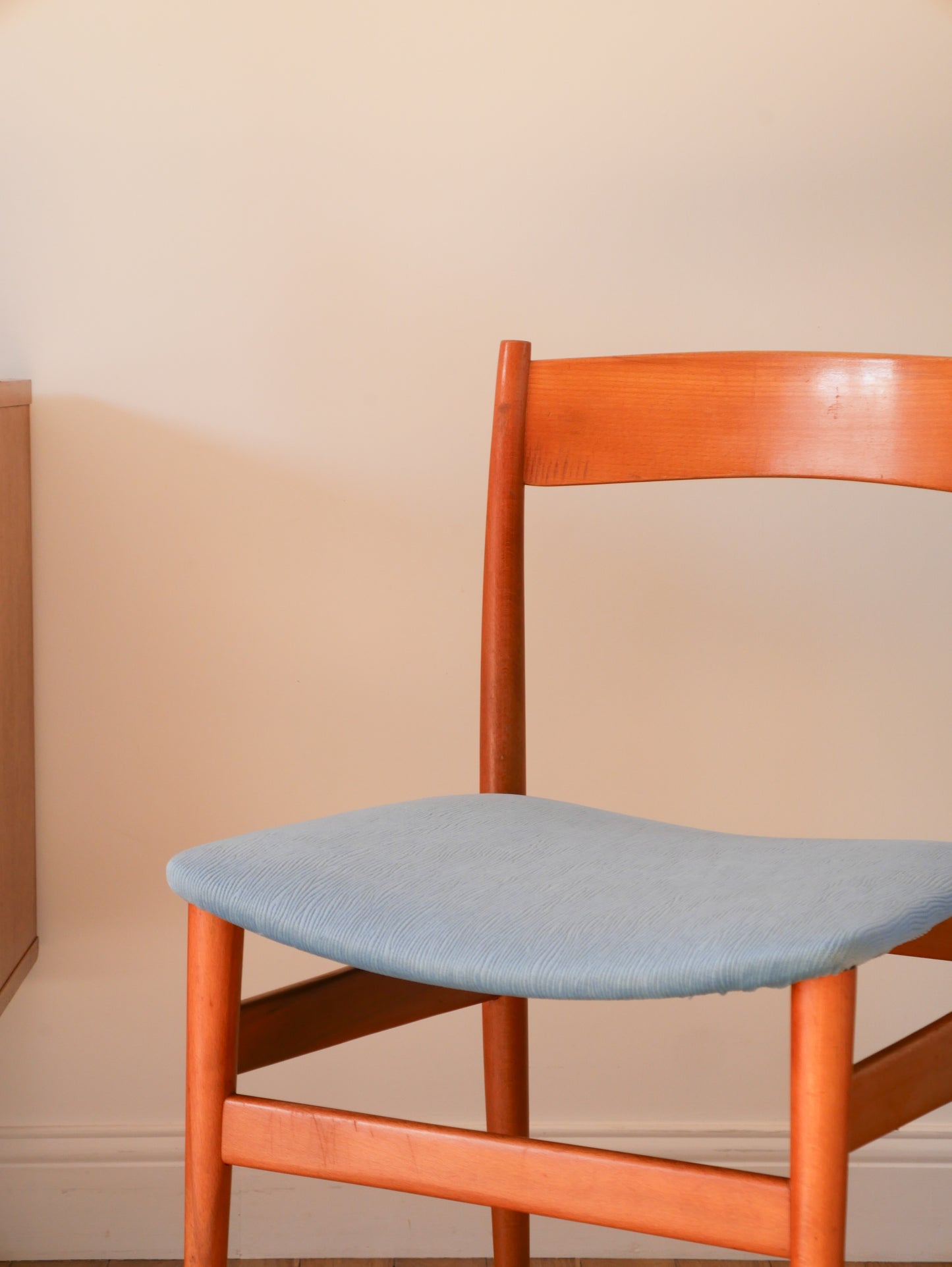 Paire de chaises Scandinaves en bois de hêtre et velours Bleu Orage, entièrement retapissées, Design, 1960