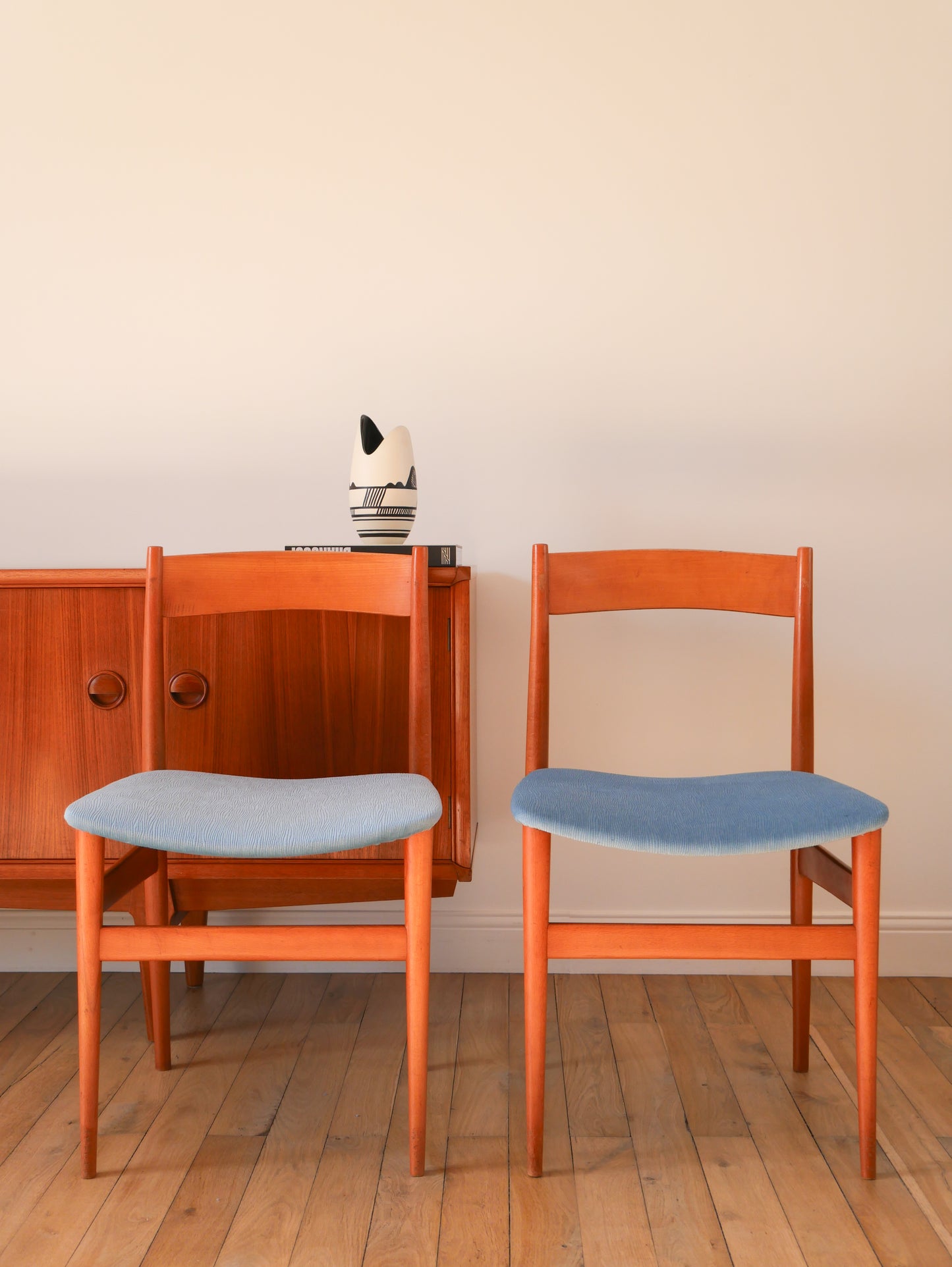 Paire de chaises Scandinaves en bois de hêtre et velours Bleu Orage, entièrement retapissées, Design, 1960