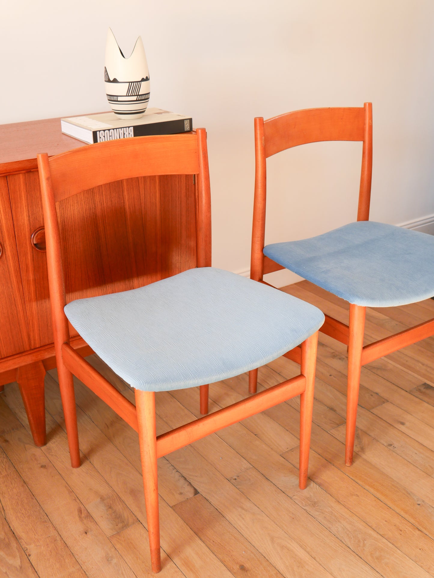 Paire de chaises Scandinaves en bois de hêtre et velours Bleu Orage, entièrement retapissées, Design, 1960