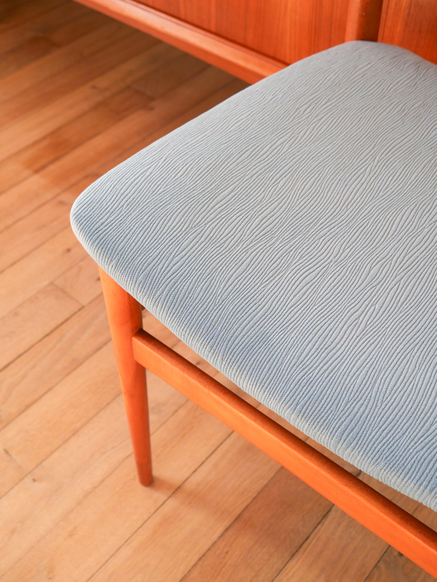 Paire de chaises Scandinaves en bois de hêtre et velours Bleu Orage, entièrement retapissées, Design, 1960