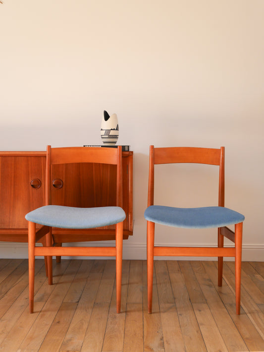 Paire de chaises Scandinaves en bois de hêtre et velours Bleu Orage, entièrement retapissées, Design, 1960