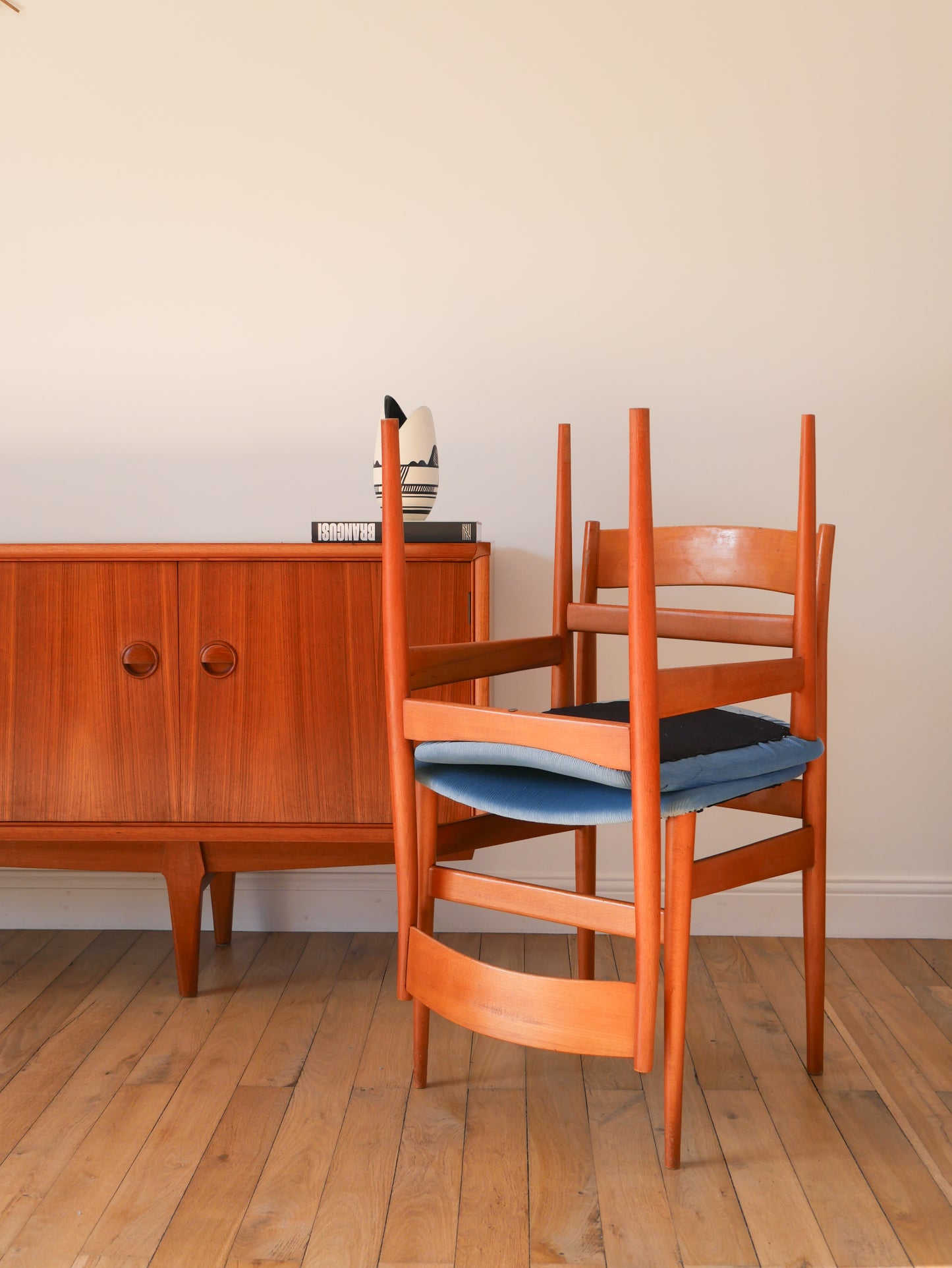 Paire de chaises Scandinaves en bois de hêtre et velours Bleu Orage, entièrement retapissées, Design, 1960