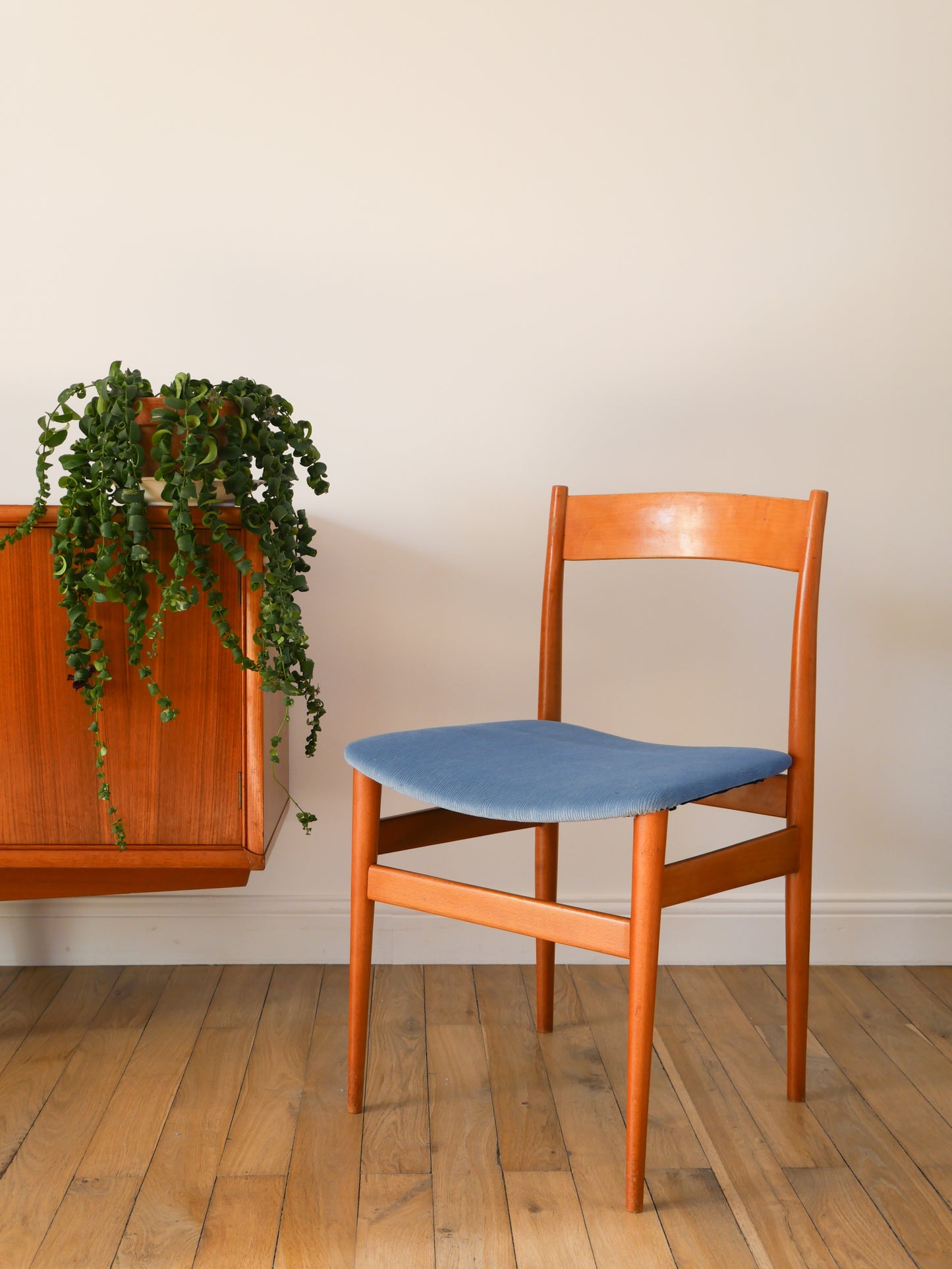 Paire de chaises Scandinaves en bois de hêtre et velours Bleu Orage, entièrement retapissées, Design, 1960