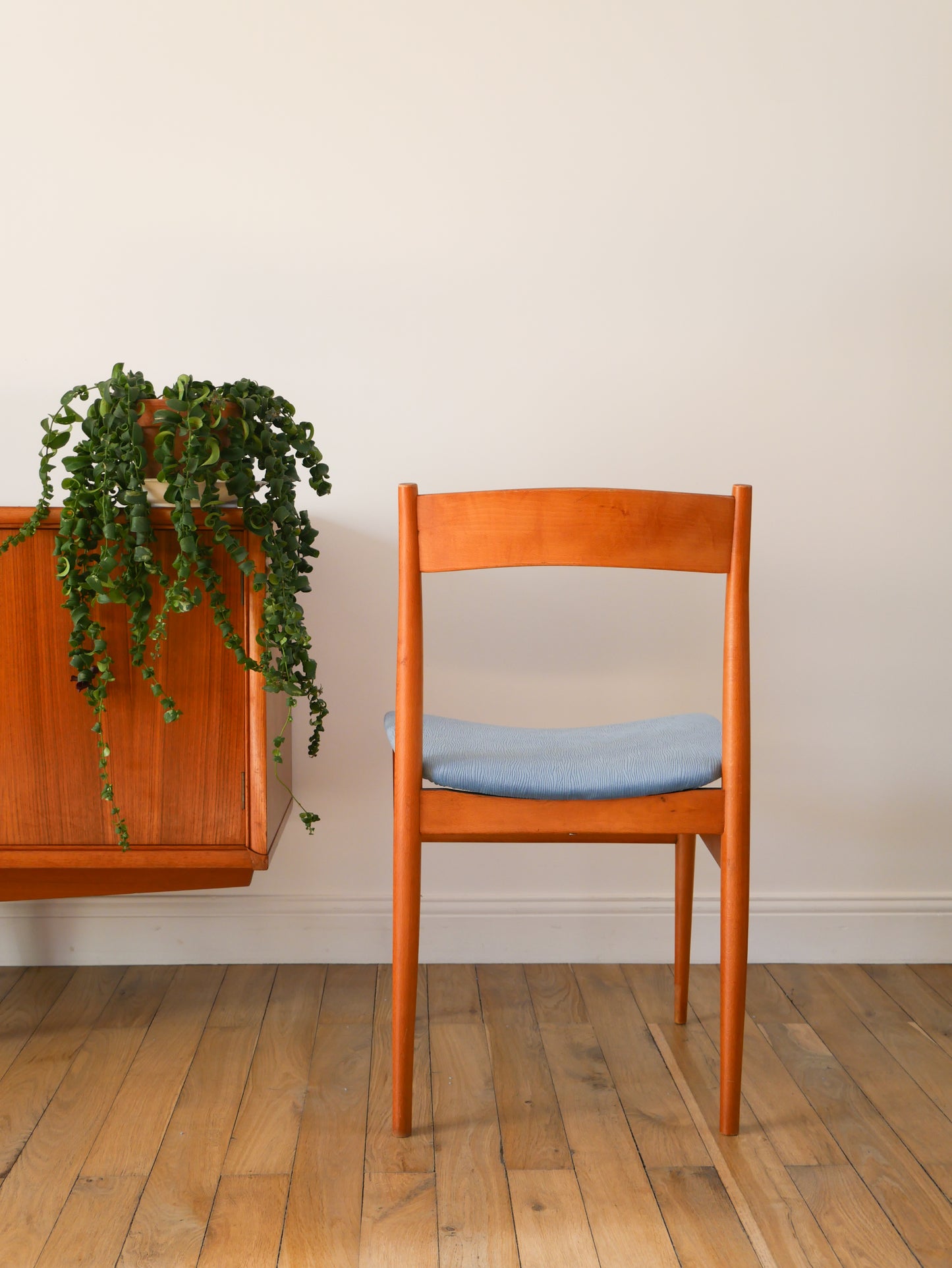 Paire de chaises Scandinaves en bois de hêtre et velours Bleu Orage, entièrement retapissées, Design, 1960