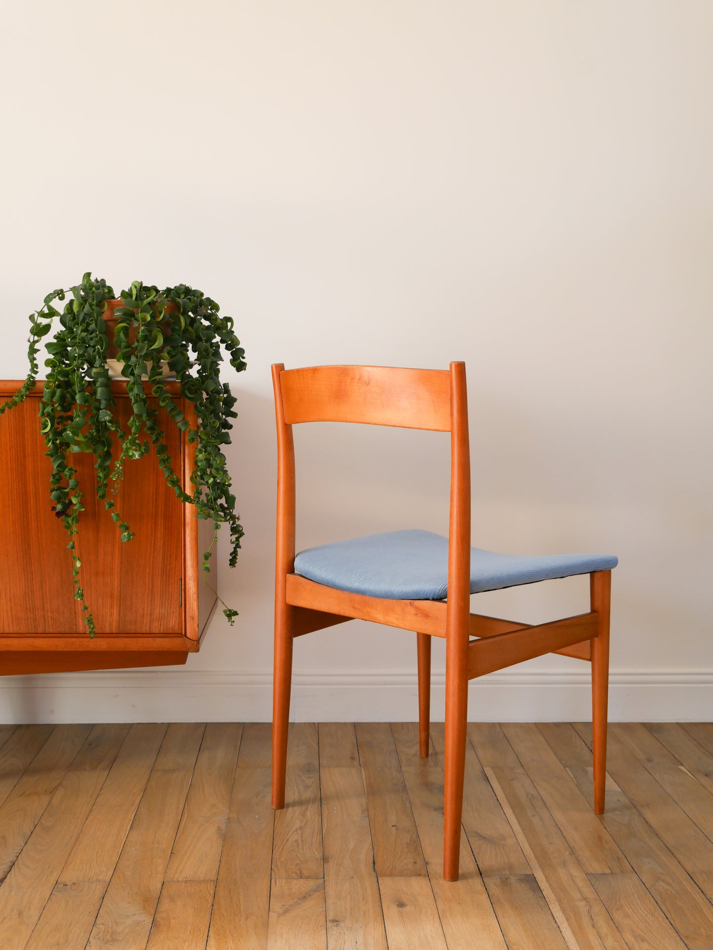 Paire de chaises Scandinaves en bois de hêtre et velours Bleu Orage, entièrement retapissées, Design, 1960