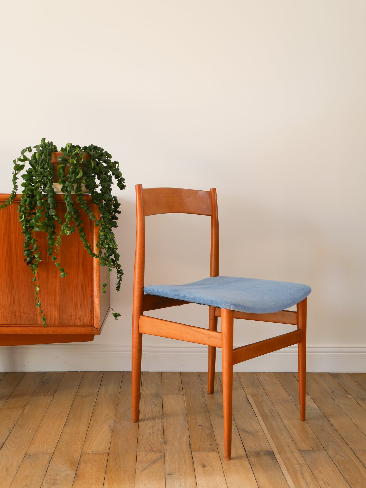 Paire de chaises Scandinaves en bois de hêtre et velours Bleu Orage, entièrement retapissées, Design, 1960