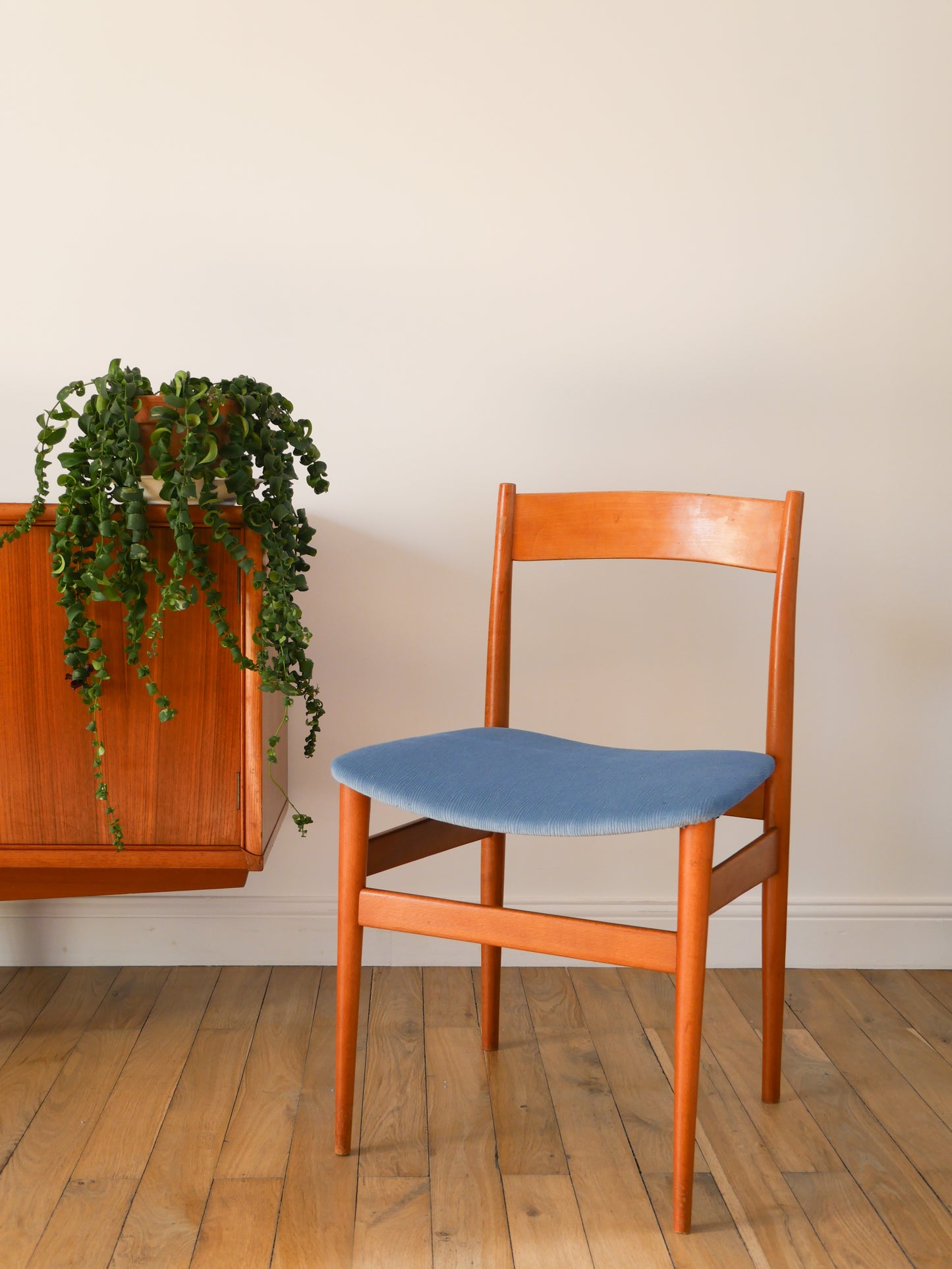 Paire de chaises Scandinaves en bois de hêtre et velours Bleu Orage, entièrement retapissées, Design, 1960