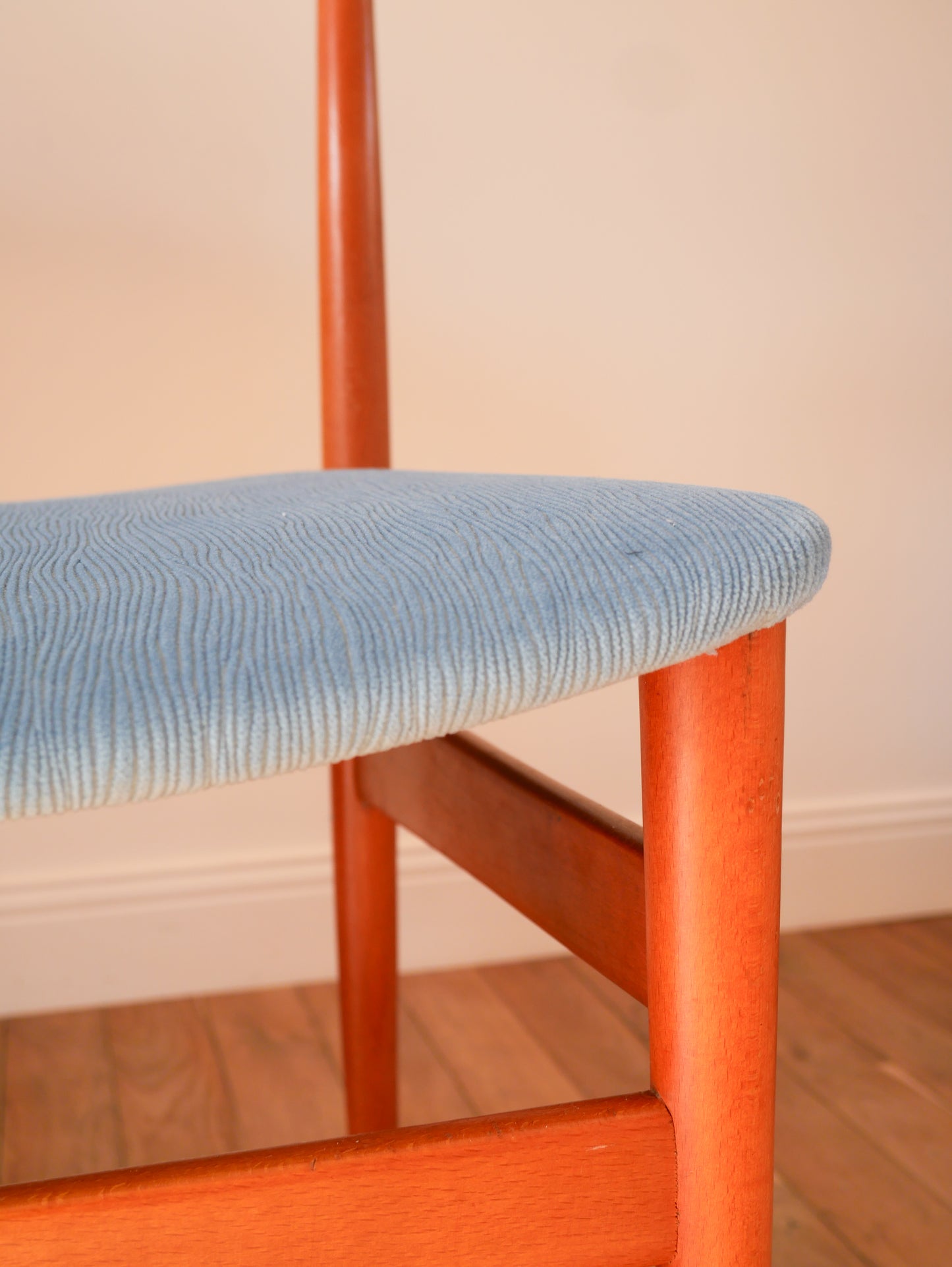 Paire de chaises Scandinaves en bois de hêtre et velours Bleu Orage, entièrement retapissées, Design, 1960