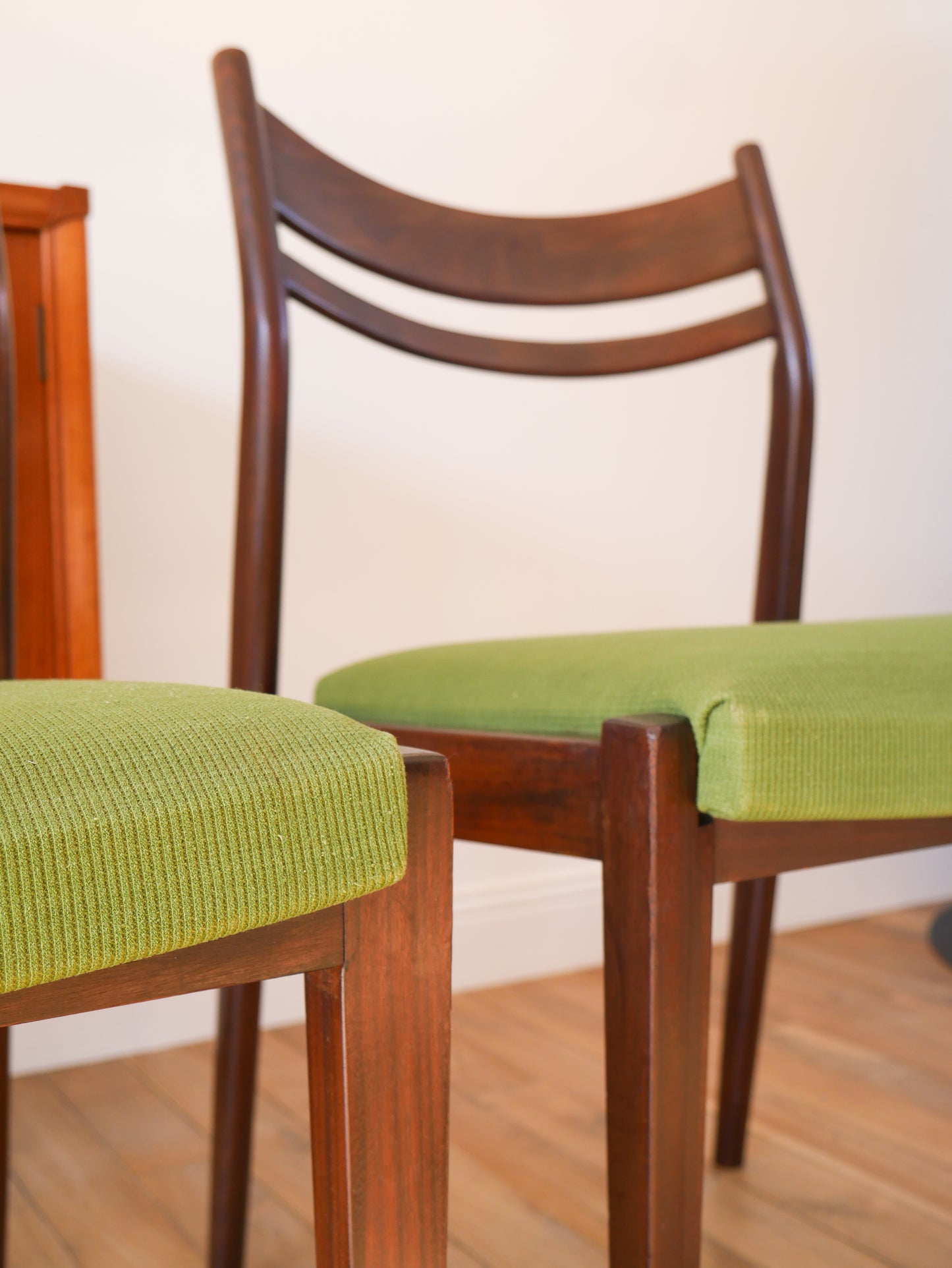 Paire de chaises Scandinave en bois d'acajou foncé et tissus texturé Vert Forêt, Design,1960