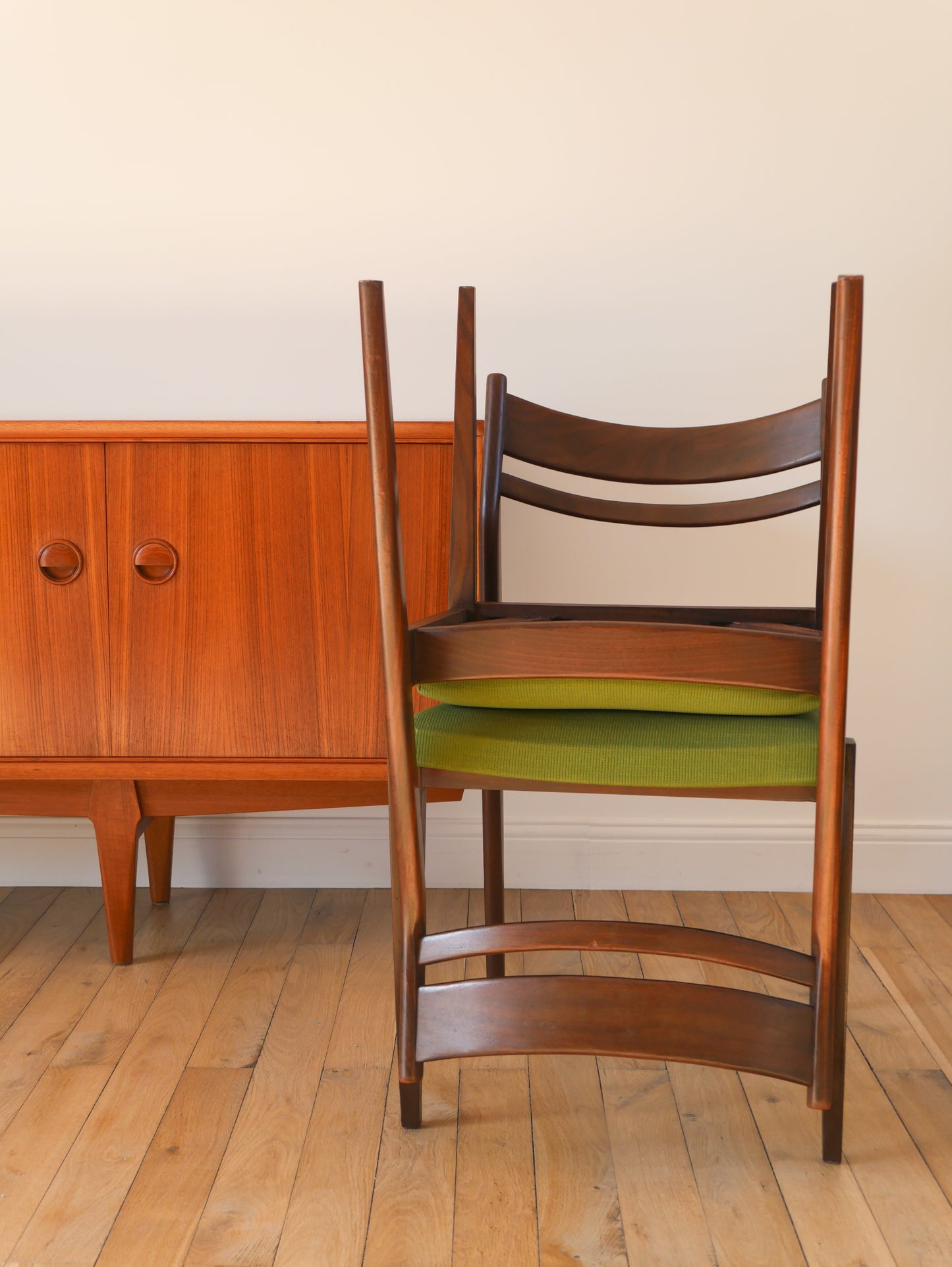 Paire de chaises Scandinave en bois d'acajou foncé et tissus texturé Vert Forêt, Design,1960