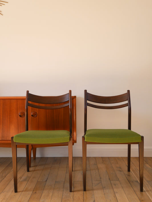 Paire de chaises Scandinave en bois d'acajou foncé et tissus texturé Vert Forêt, Design,1960