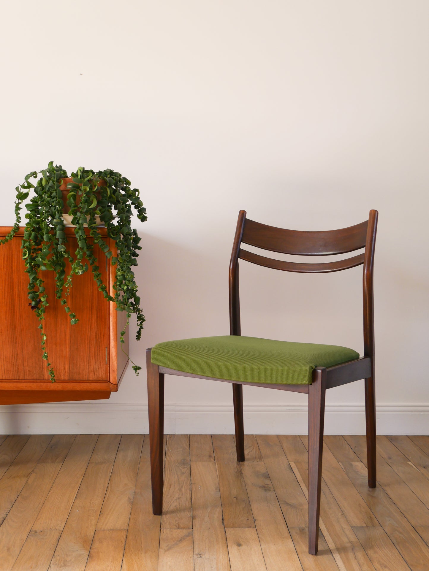 Paire de chaises Scandinave en bois d'acajou foncé et tissus texturé Vert Forêt, Design,1960