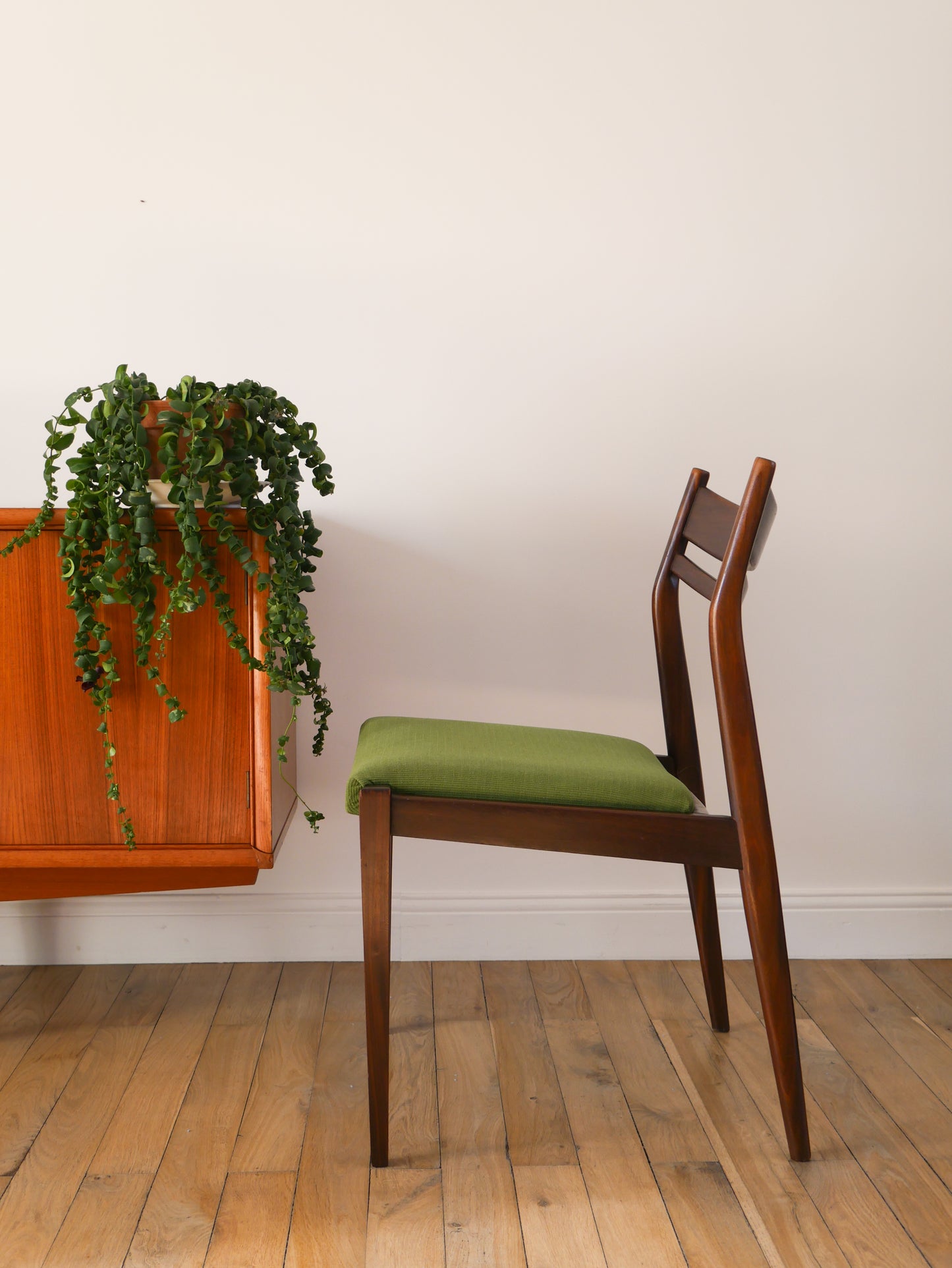 Paire de chaises Scandinave en bois d'acajou foncé et tissus texturé Vert Forêt, Design,1960