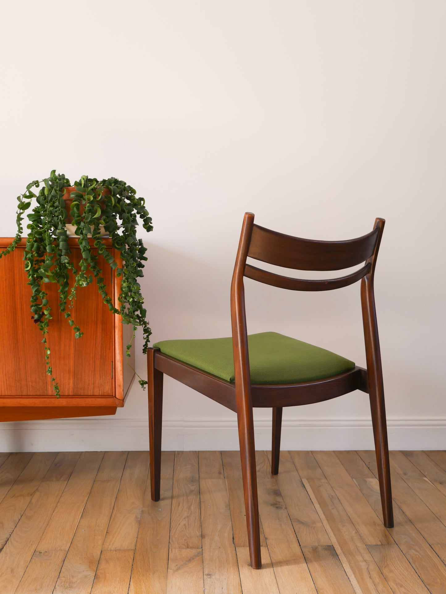 Paire de chaises Scandinave en bois d'acajou foncé et tissus texturé Vert Forêt, Design,1960