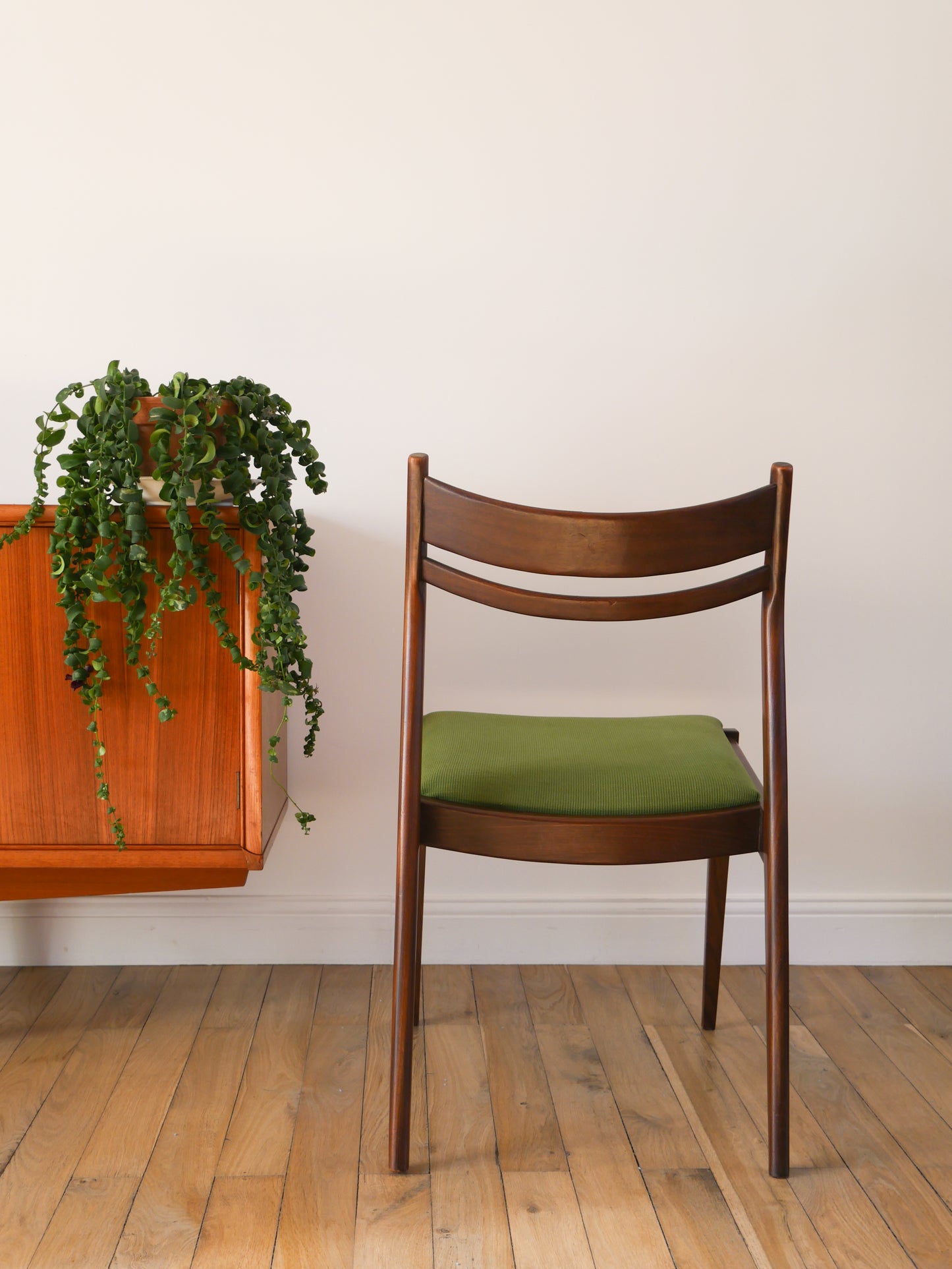 Paire de chaises Scandinave en bois d'acajou foncé et tissus texturé Vert Forêt, Design,1960