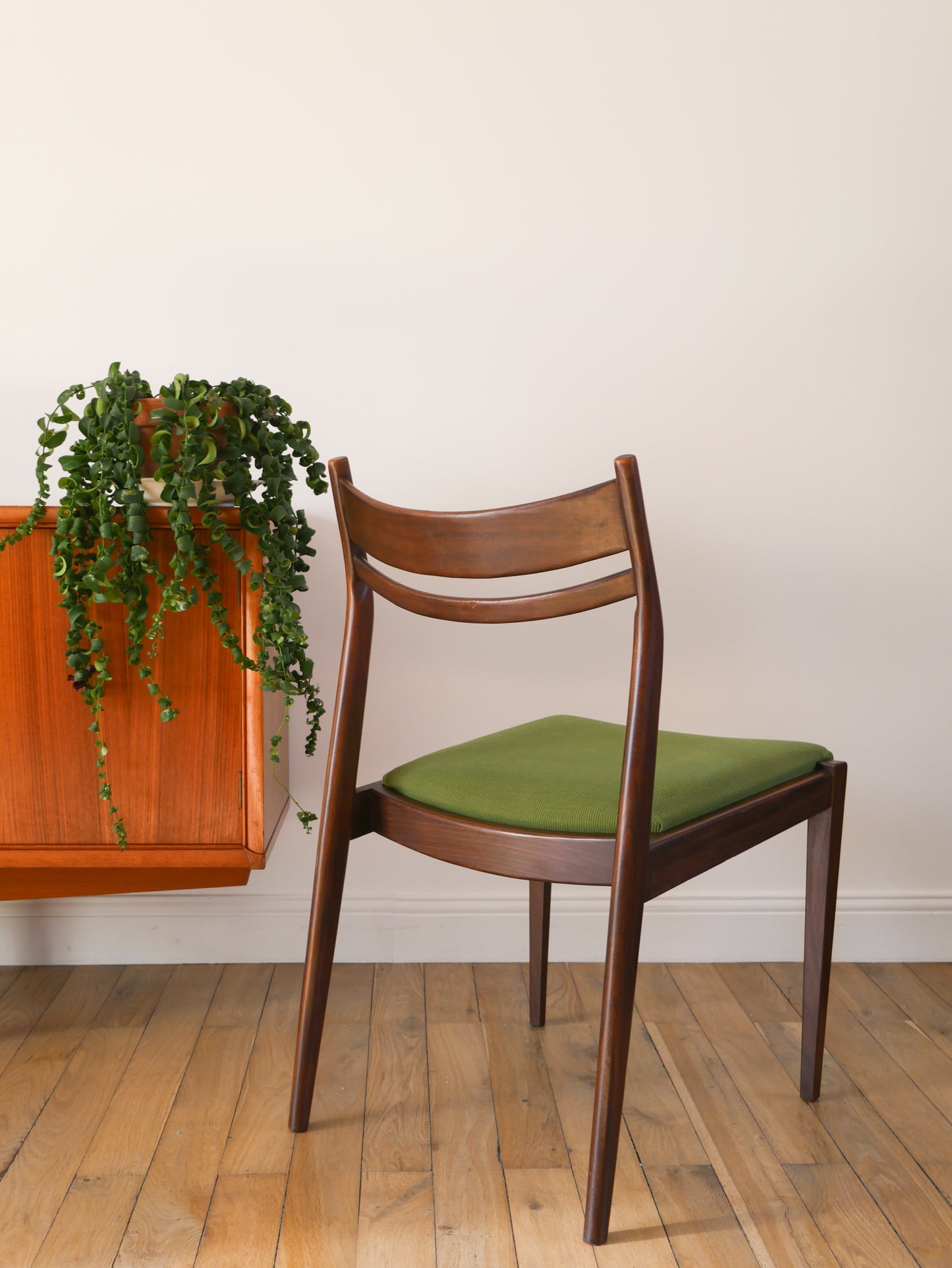 Paire de chaises Scandinave en bois d'acajou foncé et tissus texturé Vert Forêt, Design,1960